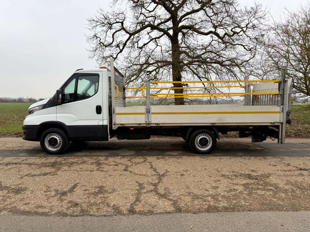A 2023 IVECO DAILY 2.3D HPI 14V 35S 3450 Dropside LWB Euro 6 * TAIL LIFT AIR CON * DROPSIDE - A 2023 IVECO DAILY 2.3D HPI 14V 35S 3450 Dropside LWB Euro 6 * TAIL LIFT AIR CON * DROPSIDE -