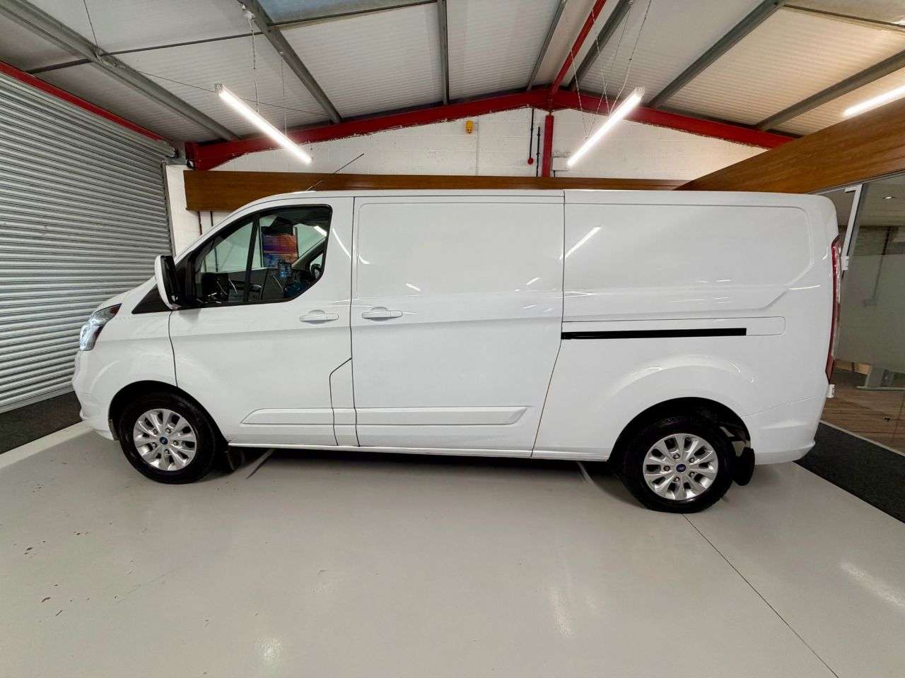 A 2023 FORD TRANSIT CUSTOM 2.0 300 EcoBlue Limited L2 LWB 130Bhp * APPLE CAR PLAY L2 LWB * EX LEASE - A 2023 FORD TRANSIT CUSTOM 2.0 300 EcoBlue Limited L2 LWB 130Bhp * APPLE CAR PLAY L2 LWB * EX LEASE -