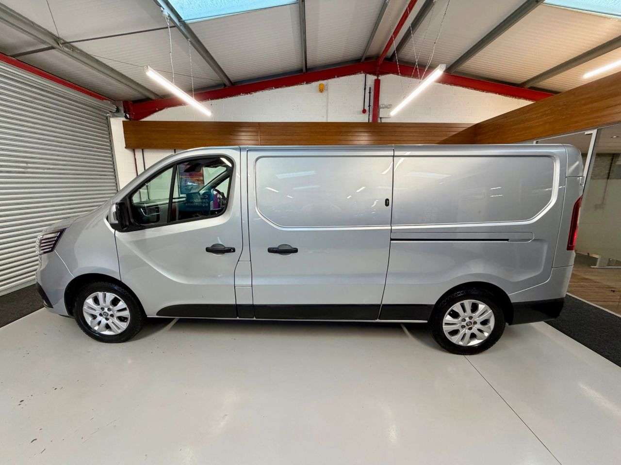 A 2023 RENAULT TRAFIC 2.0 dCi Blue LL30 Sport L2 LWB Euro 6 130 bhp * SPORT L2 LWB * 1 OWNER | EX A 2023 RENAULT TRAFIC 2.0 dCi Blue LL30 Sport L2 LWB Euro 6 130 bhp * SPORT L2 LWB * 1 OWNER | EX