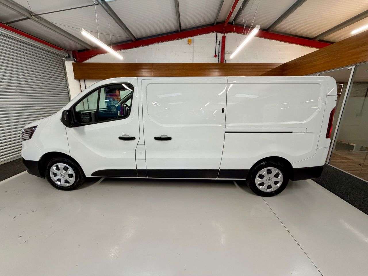 A 2022 RENAULT TRAFIC 2.0 dCi Blue LL30 Business+ L2 LWB 130Bhp * TOW BAR AIR CON * 1 OWNER | EX A 2022 RENAULT TRAFIC 2.0 dCi Blue LL30 Business+ L2 LWB 130Bhp * TOW BAR AIR CON * 1 OWNER | EX