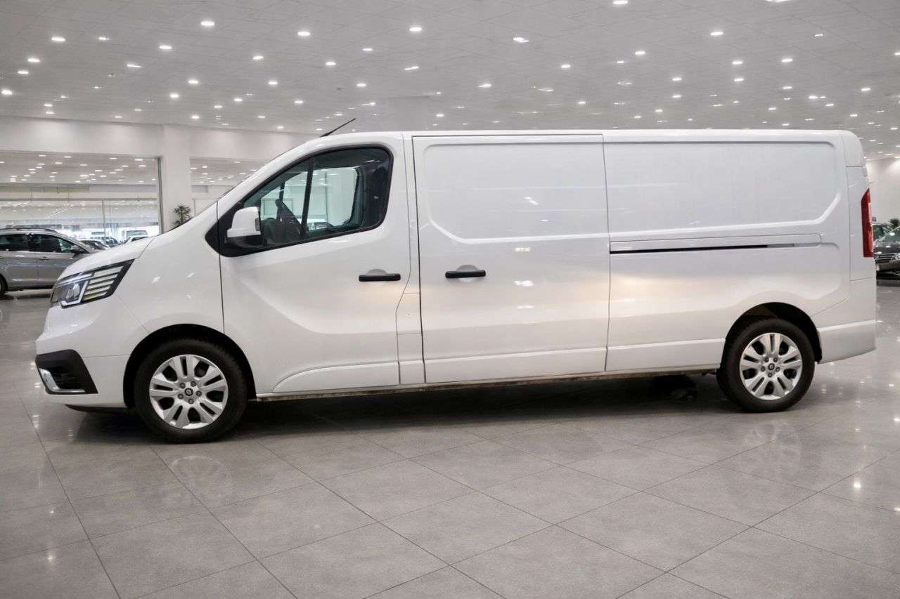 A 2024 RENAULT TRAFIC 2.0 dCi Blue LL30 Extra Sport L2 LWB * 22,978 * MAIN DEALER WARRANTY A 2024 RENAULT TRAFIC 2.0 dCi Blue LL30 Extra Sport L2 LWB * 22,978 * MAIN DEALER WARRANTY