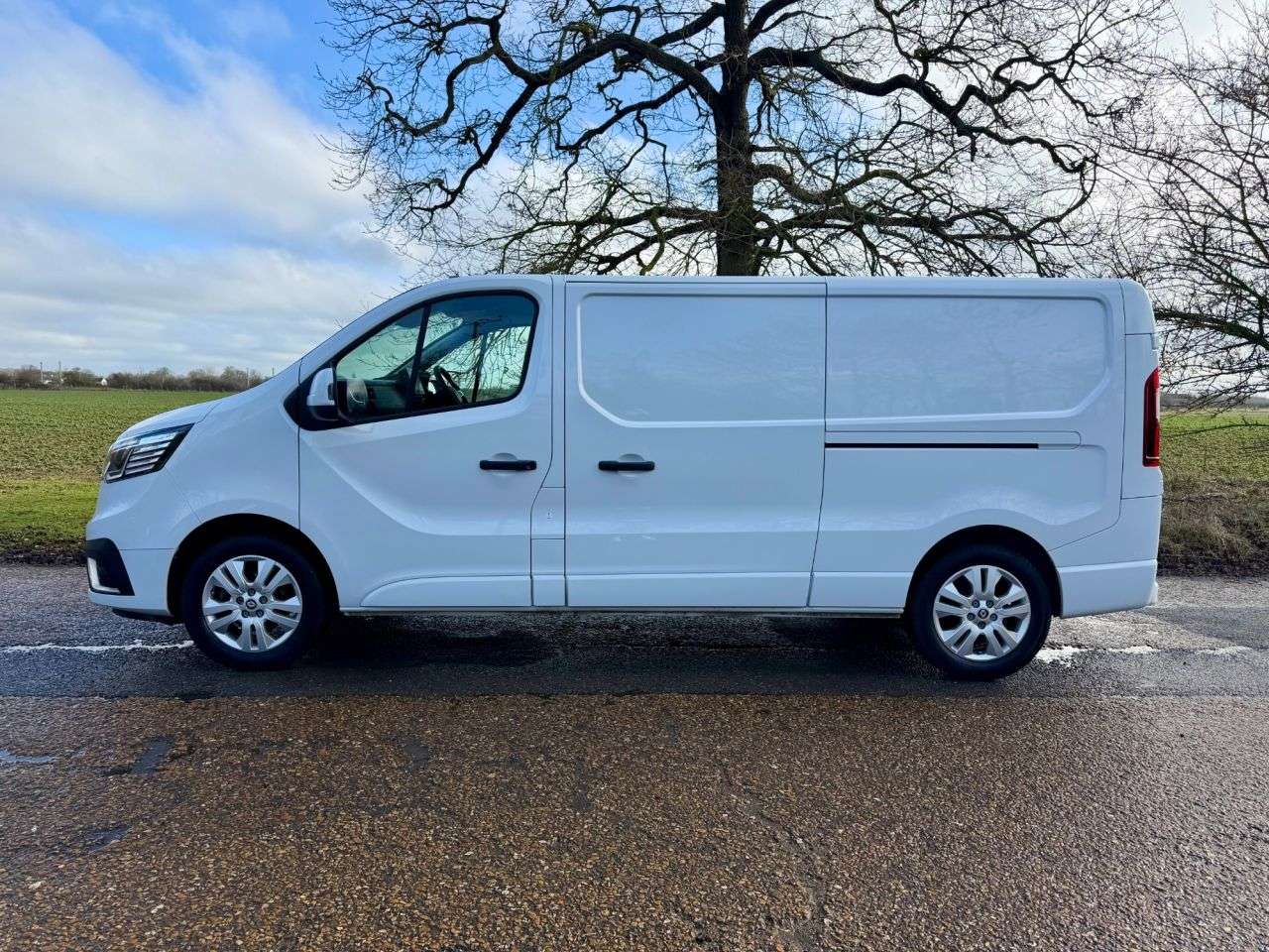 A 2024 RENAULT TRAFIC 2.0 dCi Blue LL30 Extra Sport L2 LWB * 22,978 * MAIN DEALER WARRANTY A 2024 RENAULT TRAFIC 2.0 dCi Blue LL30 Extra Sport L2 LWB * 22,978 * MAIN DEALER WARRANTY