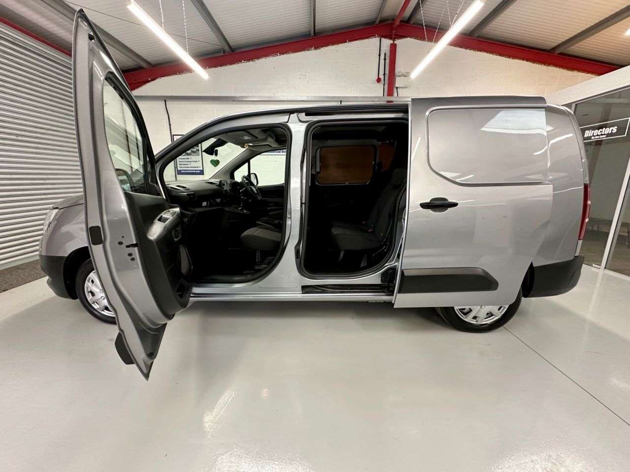 A 2022 VAUXHALL COMBO 1.5 Turbo D 2300 Dynamic Crew Van Double Cab L2 * CREW CAB * AIR CON - PLY A 2022 VAUXHALL COMBO 1.5 Turbo D 2300 Dynamic Crew Van Double Cab L2 * CREW CAB * AIR CON - PLY