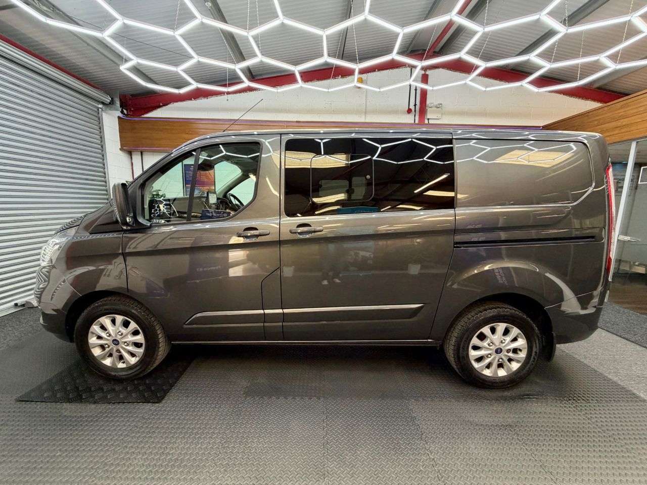 A 2018 FORD TRANSIT CUSTOM 2.0 300 EcoBlue Limited Crew Van Double Cab L1 6 Seat * 45,561 NO VAT * 7 S A 2018 FORD TRANSIT CUSTOM 2.0 300 EcoBlue Limited Crew Van Double Cab L1 6 Seat * 45,561 NO VAT * 7 S