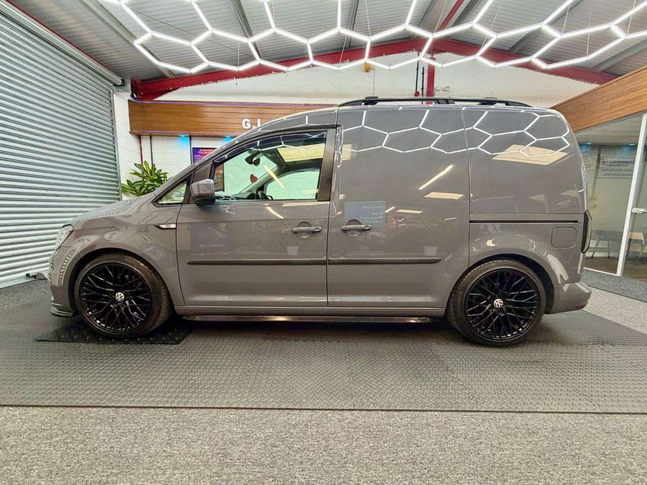 A 2020 VOLKSWAGEN CADDY R-Line 2.0 TDI C20 Highline SWB * R-LINE GREY NO VAT * NO VAT - 5 MAIN DEAL A 2020 VOLKSWAGEN CADDY R-Line 2.0 TDI C20 Highline SWB * R-LINE GREY NO VAT * NO VAT - 5 MAIN DEAL