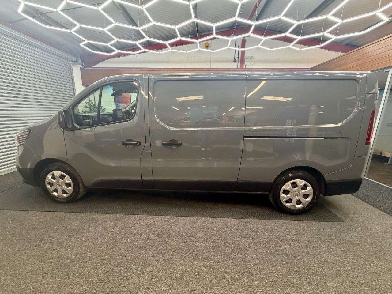 A 2023 RENAULT TRAFIC 2.0 dCi Blue LL30 Business+ L2 H1 Euro 6 * AIR CON MEDIA SCREEN * 1 OWNER - A 2023 RENAULT TRAFIC 2.0 dCi Blue LL30 Business+ L2 H1 Euro 6 * AIR CON MEDIA SCREEN * 1 OWNER -