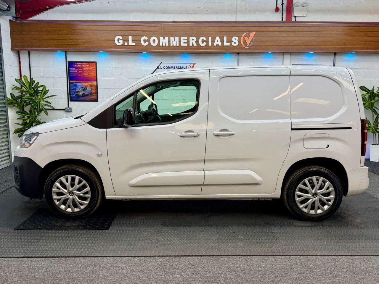 A 2024 CITROEN BERLINGO 1.5 BlueHDi 1000 Driver Edition SWB Euro 6 * 3 SEATER 32,200 * 1 OWNER - FU A 2024 CITROEN BERLINGO 1.5 BlueHDi 1000 Driver Edition SWB Euro 6 * 3 SEATER 32,200 * 1 OWNER - FU