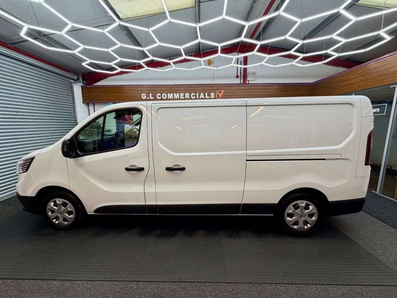 A 2023 RENAULT TRAFIC 2.0 dCi Blue LL30 L2 H1 Euro 6 * AIR CON MEDIA SCREEN * 1 OWNER - FSH - EX A 2023 RENAULT TRAFIC 2.0 dCi Blue LL30 L2 H1 Euro 6 * AIR CON MEDIA SCREEN * 1 OWNER - FSH - EX