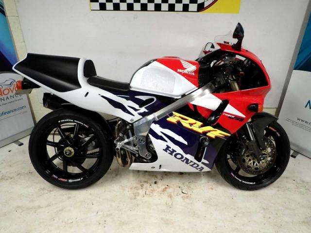 A 1999 HONDA RVF400-NC35 A 1999 HONDA RVF400-NC35