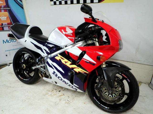 A 1999 HONDA RVF400-NC35 A 1999 HONDA RVF400-NC35