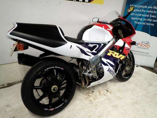 A 1999 HONDA RVF400-NC35 A 1999 HONDA RVF400-NC35