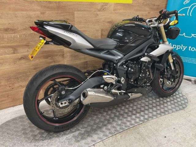 A 2016 TRIUMPH STREET TRIPLE ABS Street Triple ABS A 2016 TRIUMPH STREET TRIPLE ABS Street Triple ABS