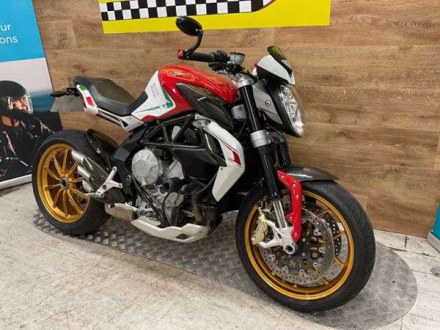 A 2016 MV AGUSTA BRUTALE 800 DRAGSTER Brutale 800 Dragster A 2016 MV AGUSTA BRUTALE 800 DRAGSTER Brutale 800 Dragster