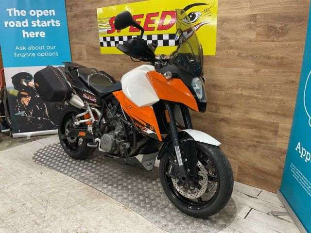 A 2009 KTM 990 SUPERMOTO T 990 Supermoto T A 2009 KTM 990 SUPERMOTO T 990 Supermoto T