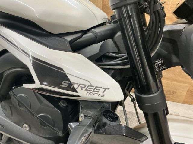 2023 TRIUMPH STREET TRIPLE R 2023 TRIUMPH STREET TRIPLE R