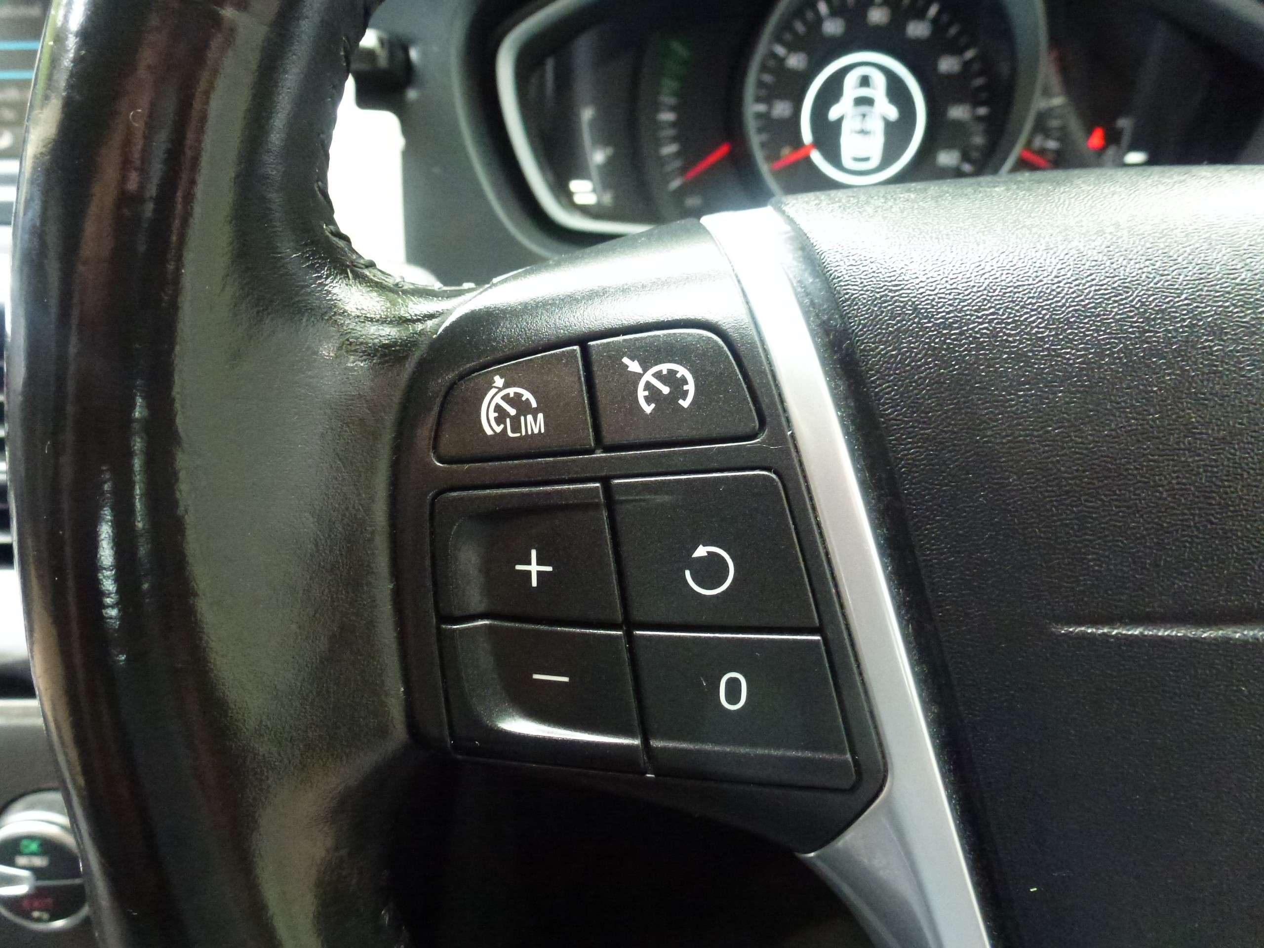 2015 VOLVO V40 2015 VOLVO V40