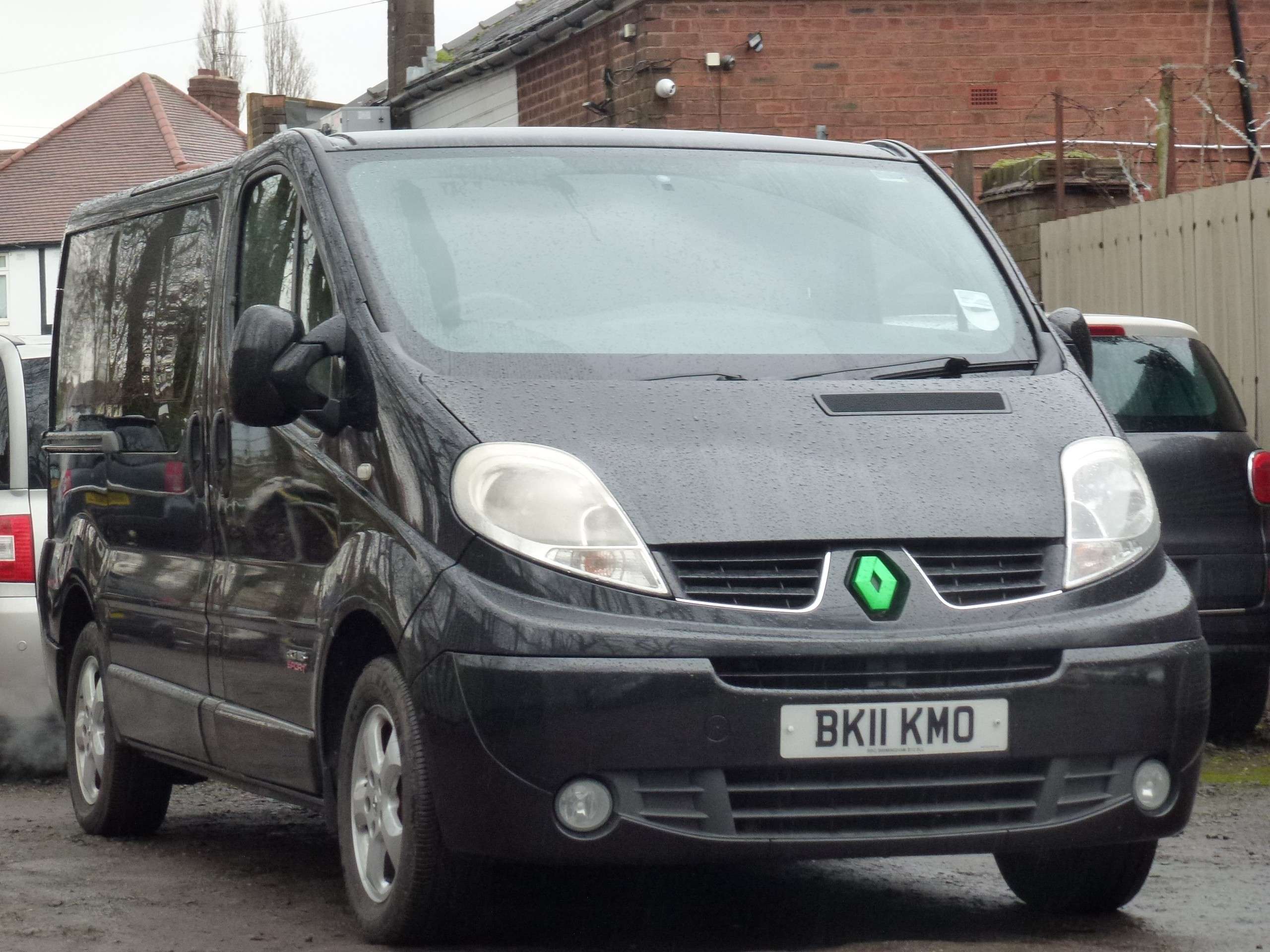 A 2011 RENAULT TRAFIC 2.0 dCi SL27 Sport Crew Van 4dr Diesel Manual L1 H1 (Phase 3) (195 g/km, 115 bhp) A 2011 RENAULT TRAFIC 2.0 dCi SL27 Sport Crew Van 4dr Diesel Manual L1 H1 (Phase 3) (195 g/km, 115 bhp)