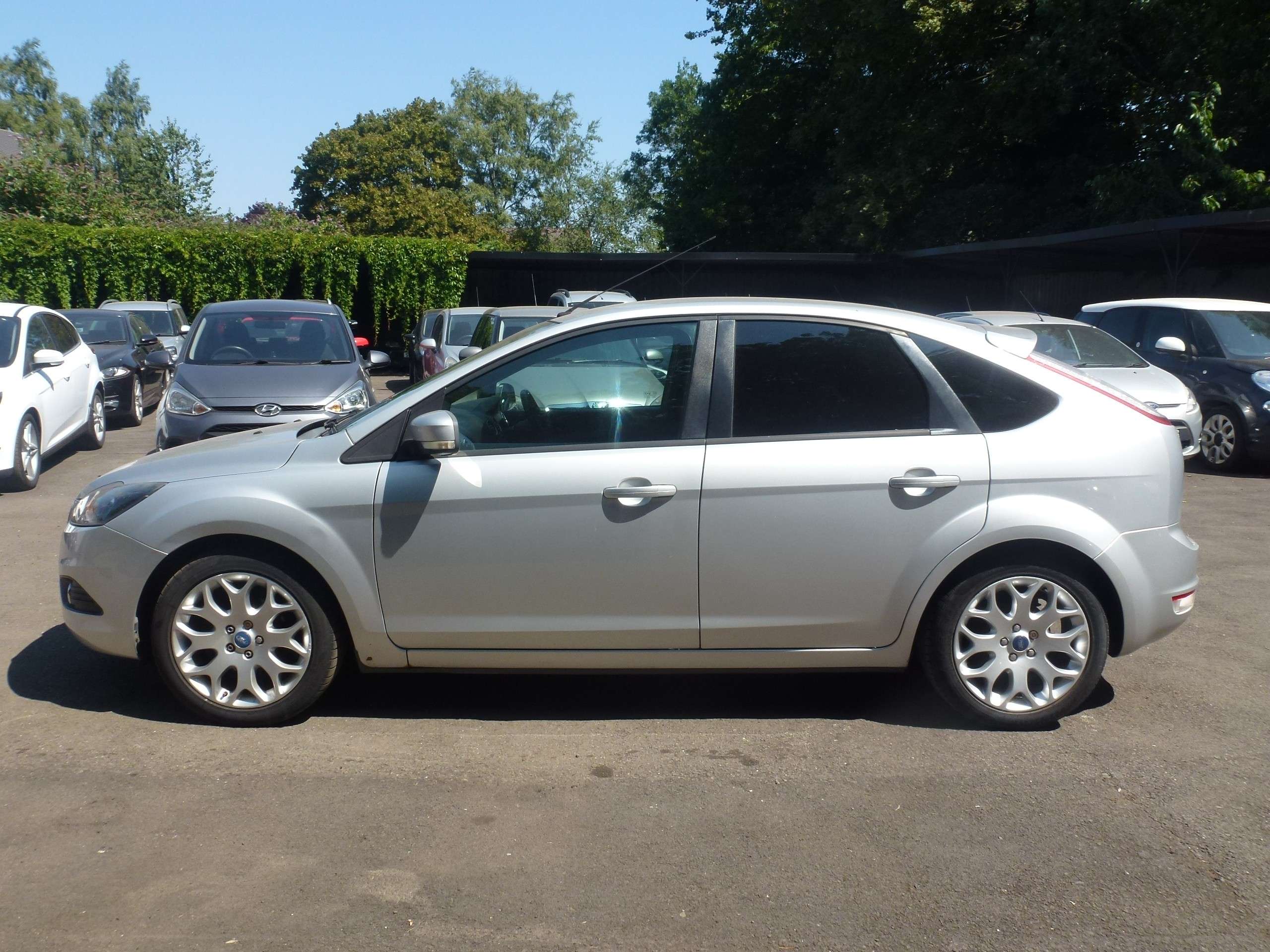 A 2011 FORD FOCUS 1.6 Zetec Hatchback 5dr Petrol Manual (159 g/km, 99 bhp) A 2011 FORD FOCUS 1.6 Zetec Hatchback 5dr Petrol Manual (159 g/km, 99 bhp)