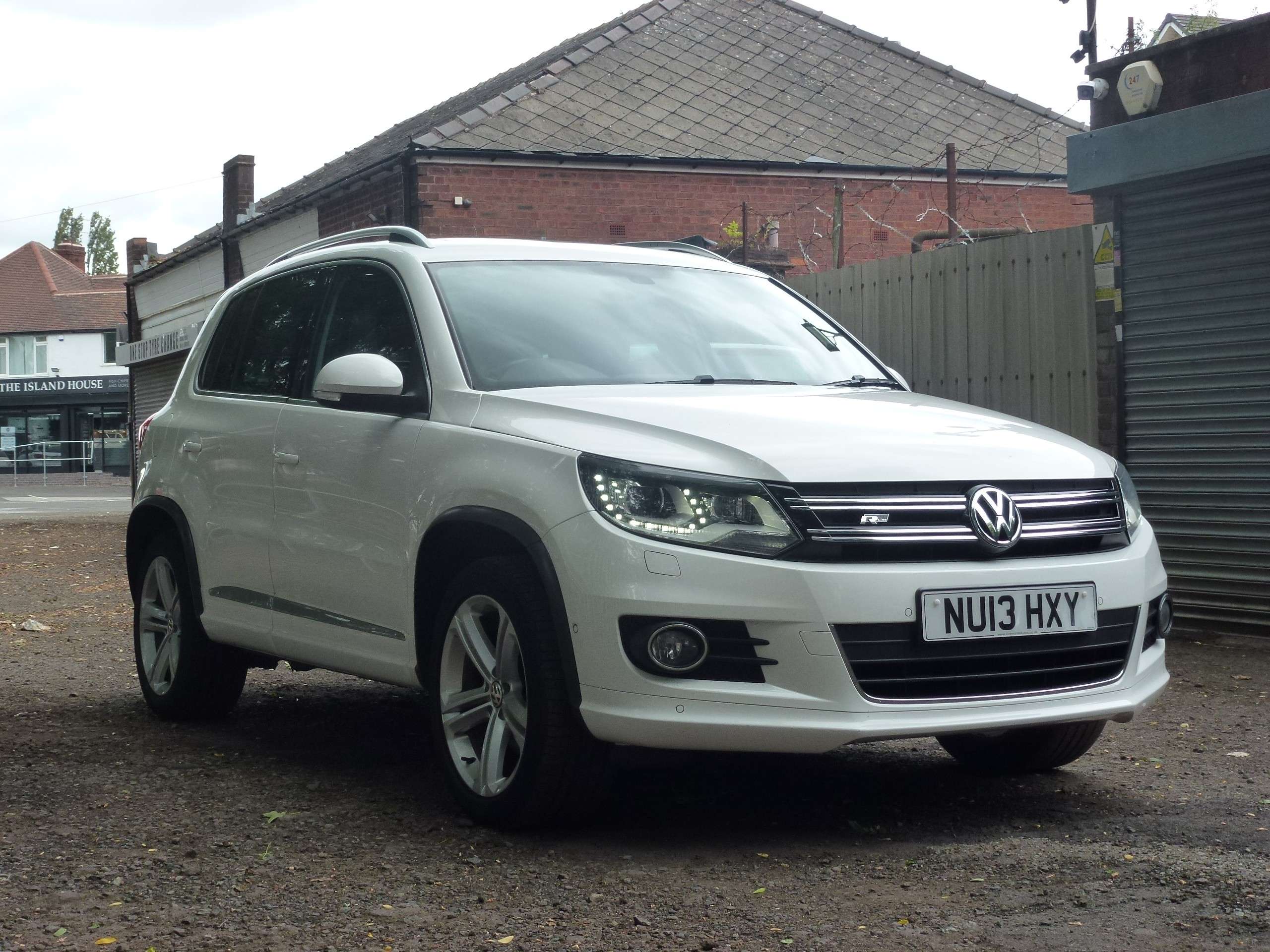 A 2013 VOLKSWAGEN TIGUAN 2.0 TDi BlueMotion Tech R-Line 5dr A 2013 VOLKSWAGEN TIGUAN 2.0 TDi BlueMotion Tech R-Line 5dr