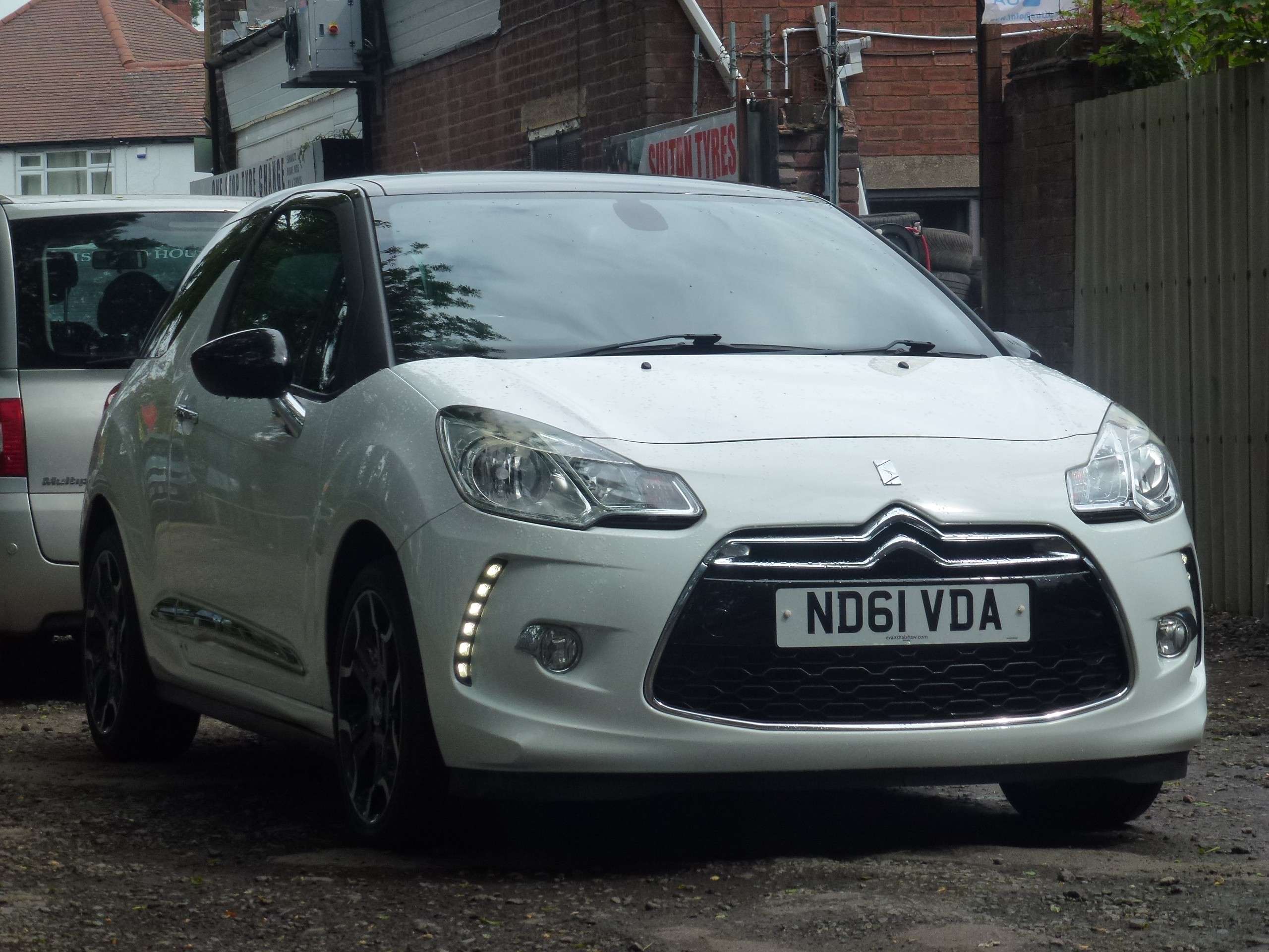 A 2012 CITROEN DS3 1.6 e-HDi Airdream DStyle Plus Hatchback 3dr Diesel Manual Euro 5 (s/s) (90 ps) A 2012 CITROEN DS3 1.6 e-HDi Airdream DStyle Plus Hatchback 3dr Diesel Manual Euro 5 (s/s) (90 ps)