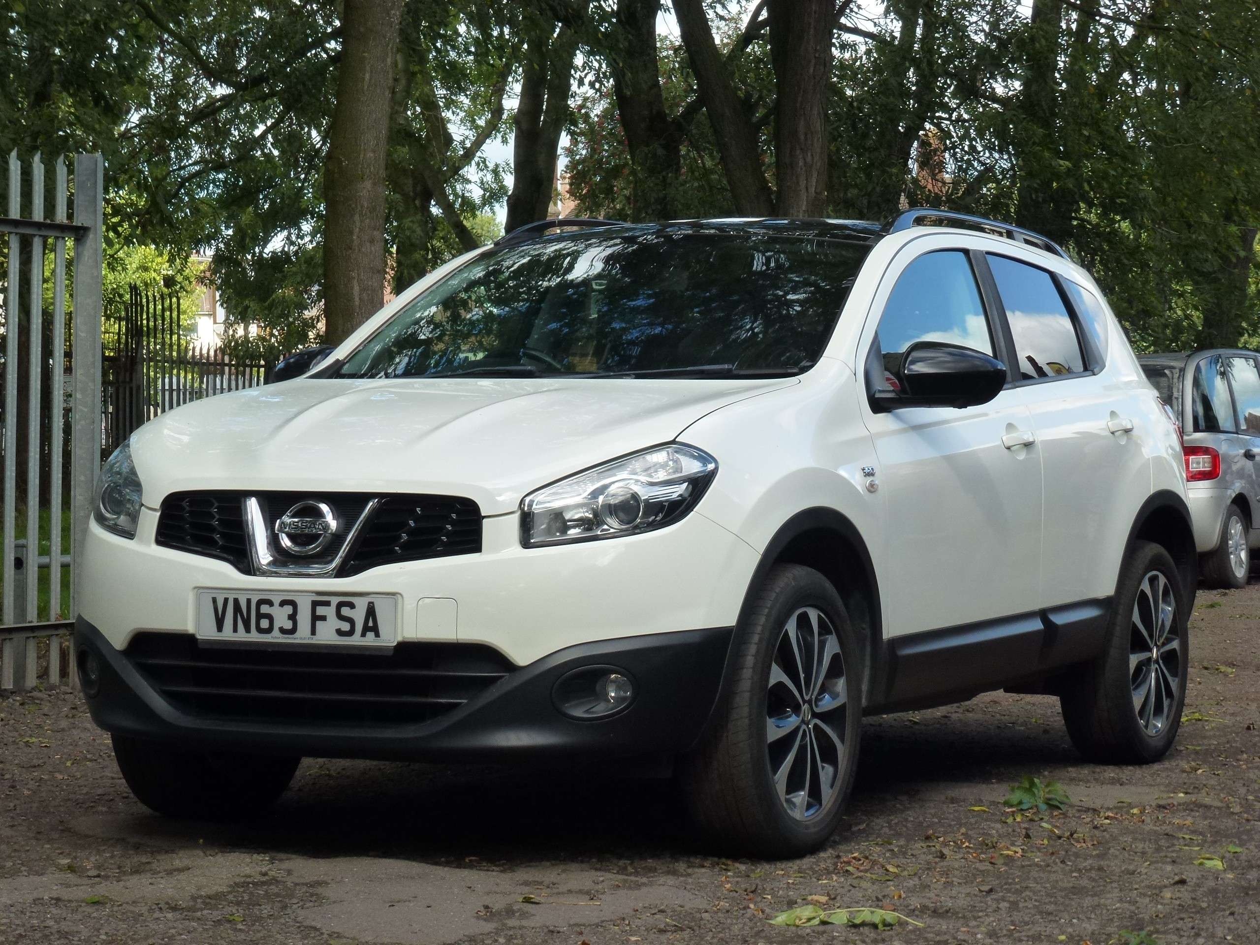 A 2013 NISSAN QASHQAI 1.6 360 SUV 5dr Petrol Manual 2WD Euro 5 (117 ps) A 2013 NISSAN QASHQAI 1.6 360 SUV 5dr Petrol Manual 2WD Euro 5 (117 ps)