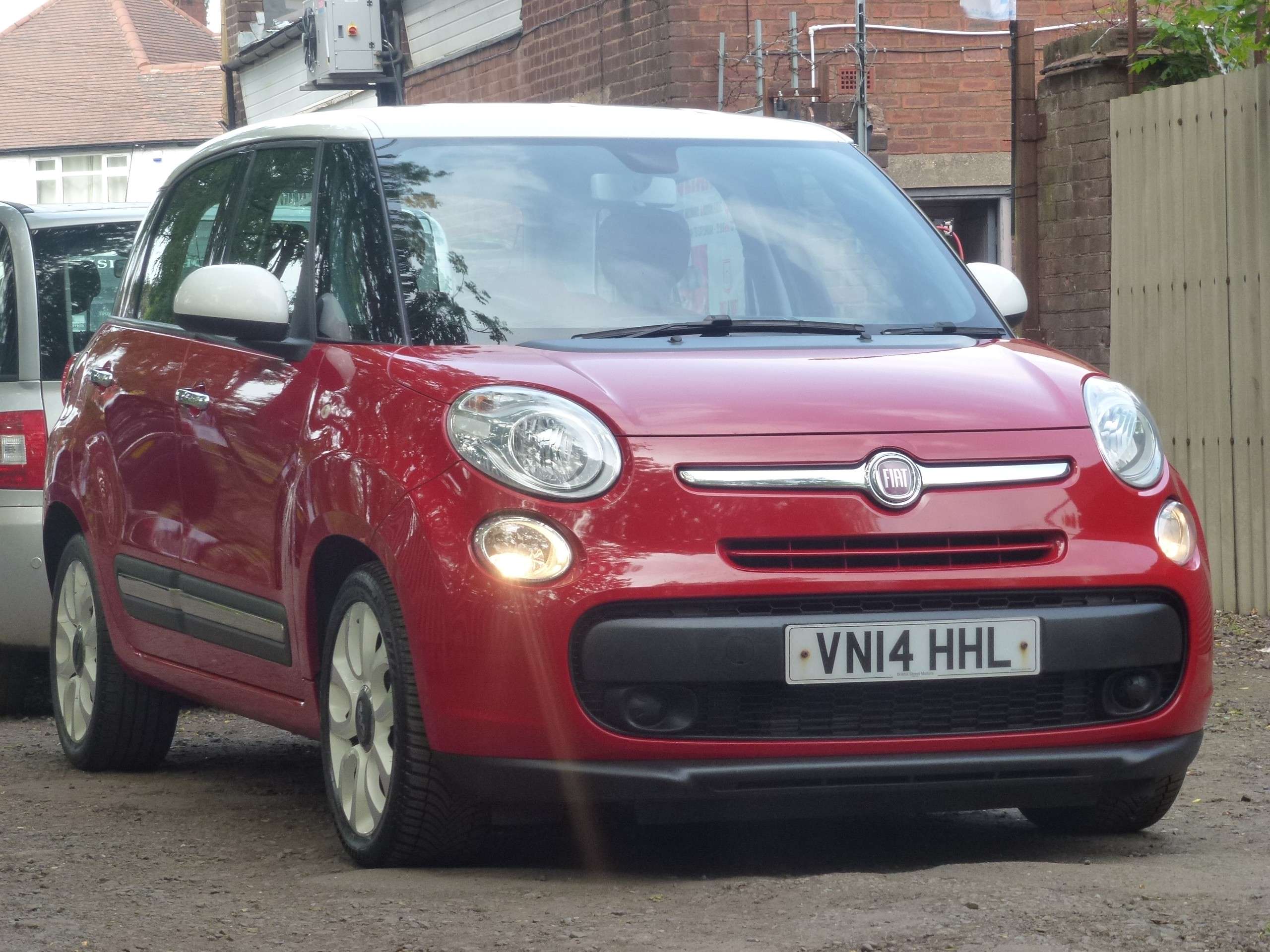 A 2014 FIAT 500L 1.6 MultiJet Pop Star MPV 5dr Diesel Manual Euro 5 (s/s) (105 bhp) A 2014 FIAT 500L 1.6 MultiJet Pop Star MPV 5dr Diesel Manual Euro 5 (s/s) (105 bhp)
