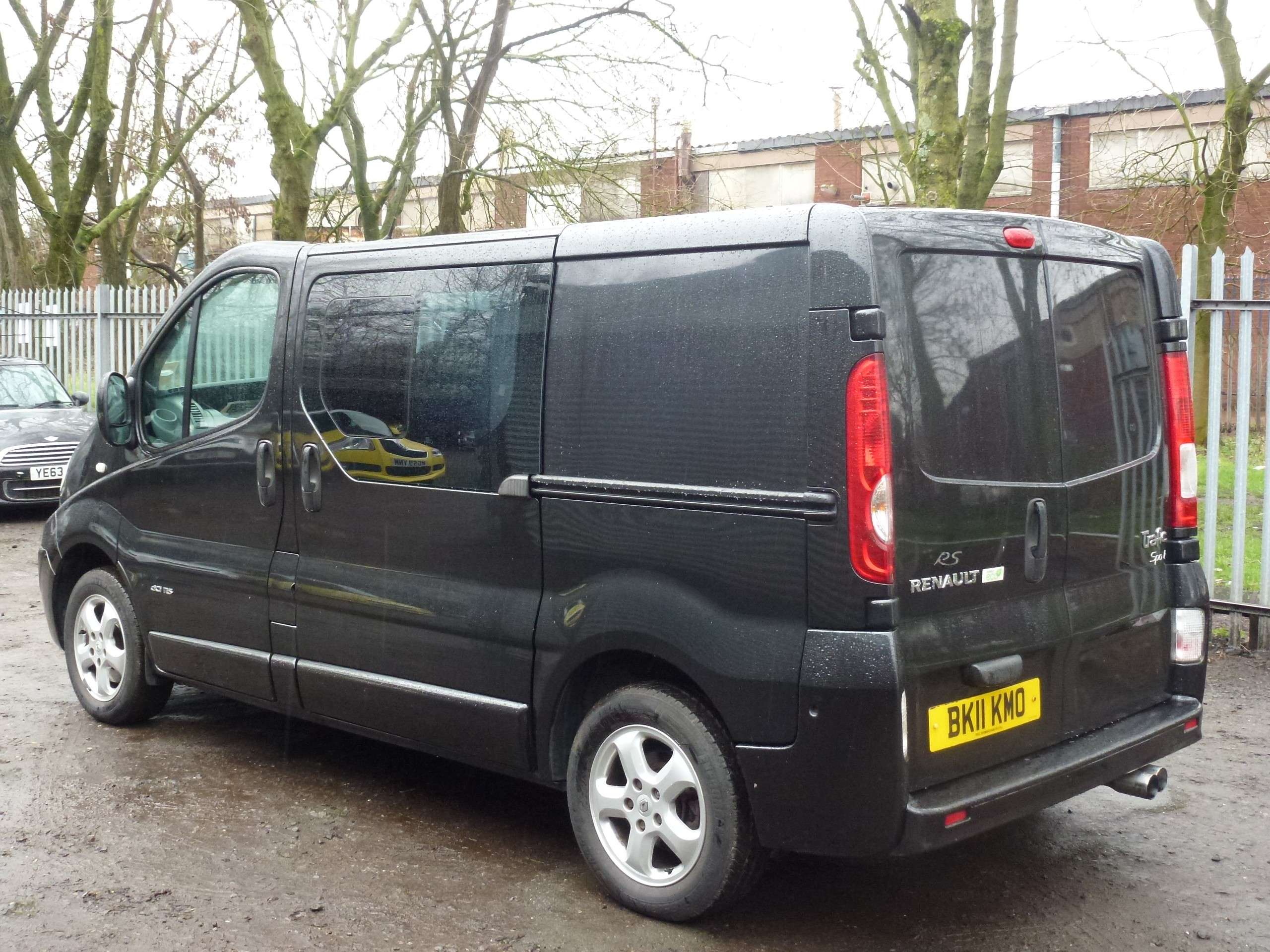 A 2011 RENAULT TRAFIC 2.0 dCi SL27 Sport Crew Van 4dr Diesel Manual L1 H1 (Phase 3) (195 g/km, 115 bhp) A 2011 RENAULT TRAFIC 2.0 dCi SL27 Sport Crew Van 4dr Diesel Manual L1 H1 (Phase 3) (195 g/km, 115 bhp)