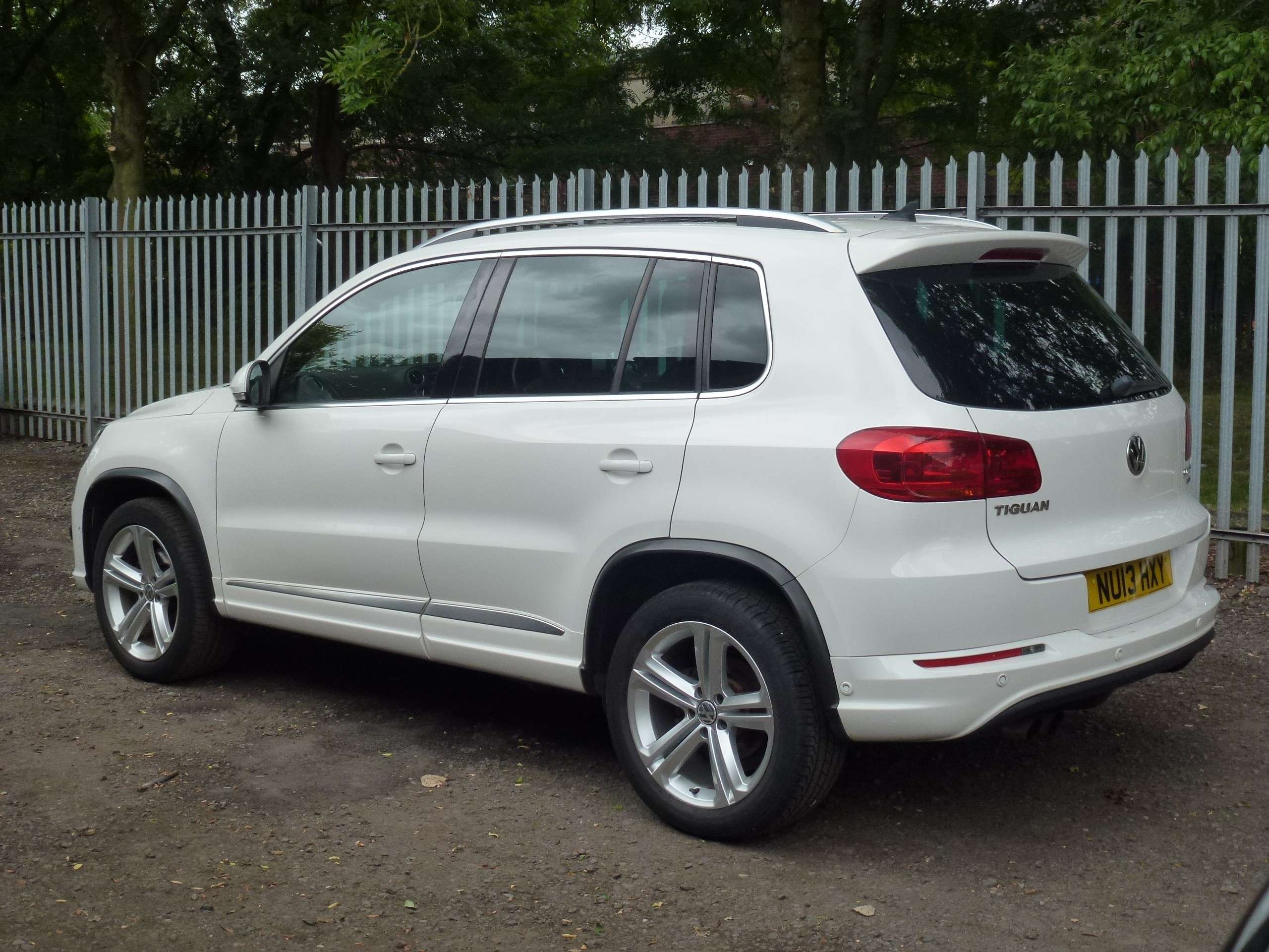 A 2013 VOLKSWAGEN TIGUAN 2.0 TDi BlueMotion Tech R-Line 5dr A 2013 VOLKSWAGEN TIGUAN 2.0 TDi BlueMotion Tech R-Line 5dr