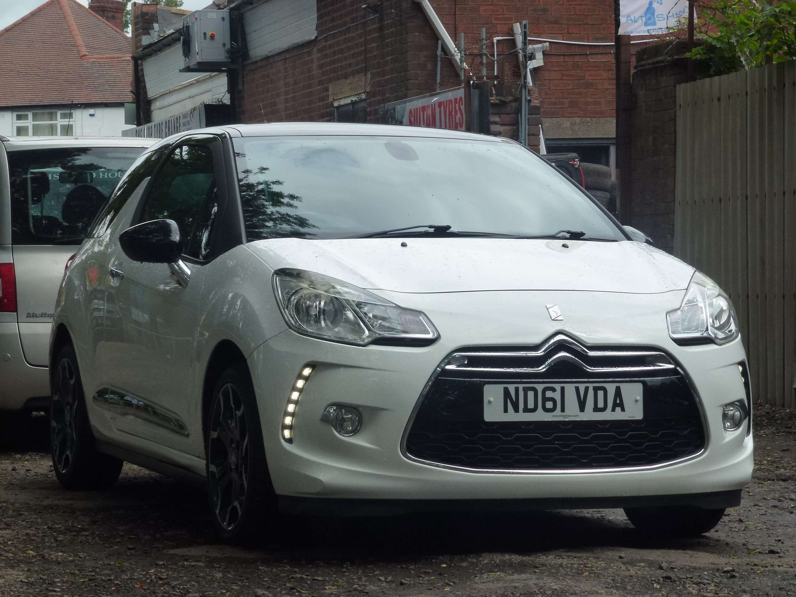 A 2012 CITROEN DS3 1.6 e-HDi Airdream DStyle Plus Hatchback 3dr Diesel Manual Euro 5 (s/s) (90 ps) A 2012 CITROEN DS3 1.6 e-HDi Airdream DStyle Plus Hatchback 3dr Diesel Manual Euro 5 (s/s) (90 ps)