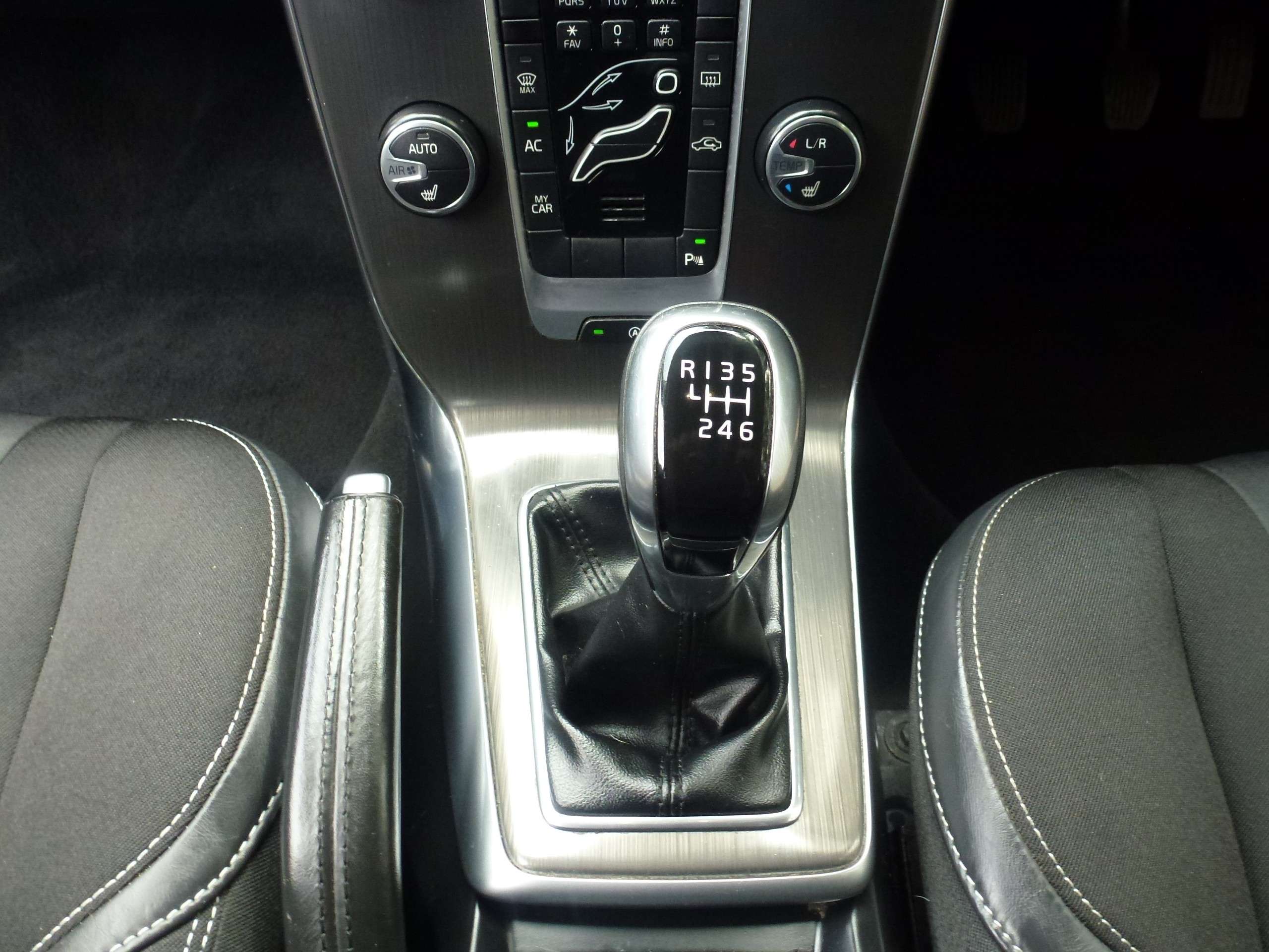 2015 VOLVO V40 2015 VOLVO V40