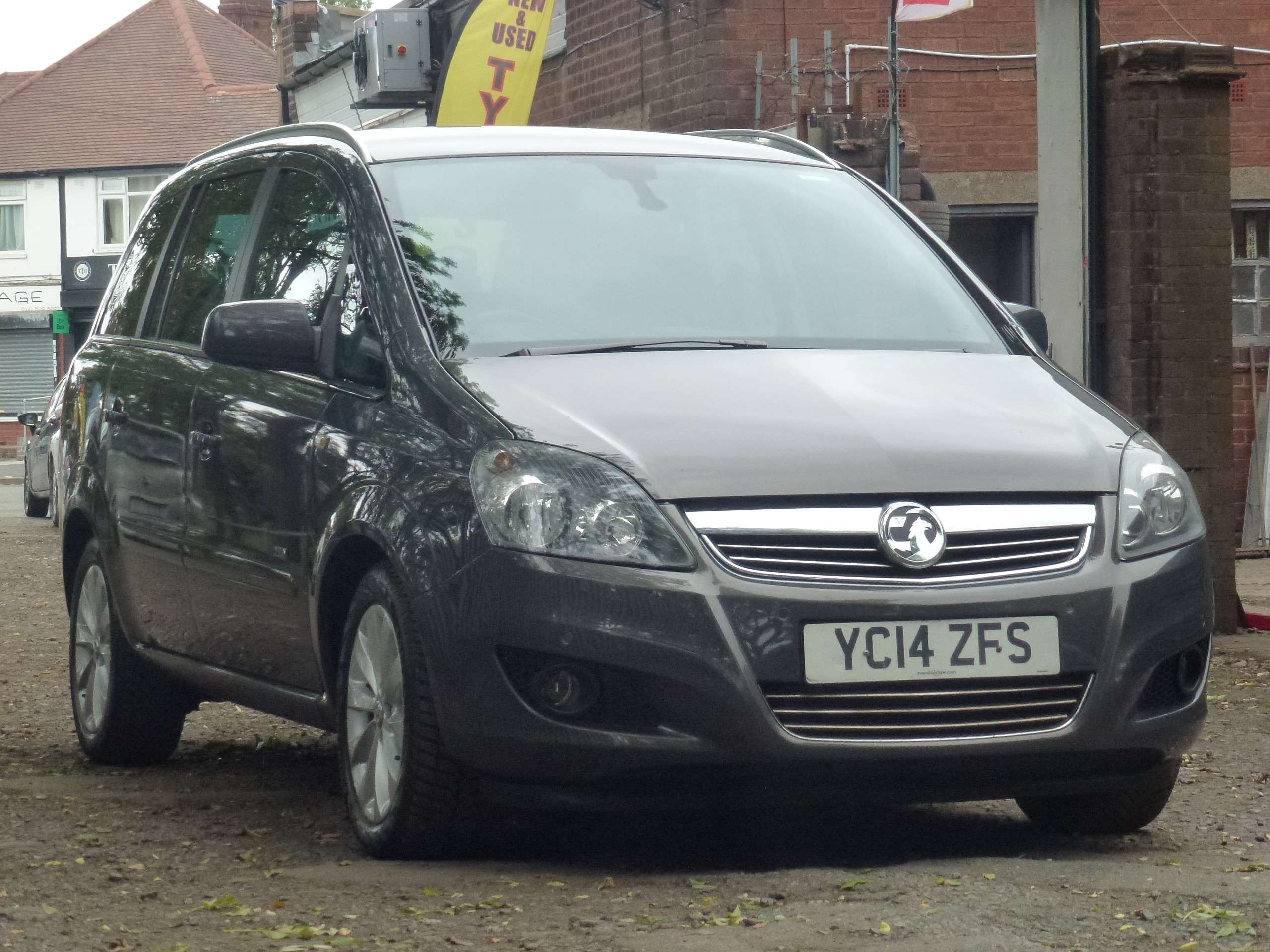 A 2014 VAUXHALL ZAFIRA 1.7 CDTi ecoFLEX Design MPV 5dr Diesel Manual Euro 5 (SNav) (110 ps) A 2014 VAUXHALL ZAFIRA 1.7 CDTi ecoFLEX Design MPV 5dr Diesel Manual Euro 5 (SNav) (110 ps)