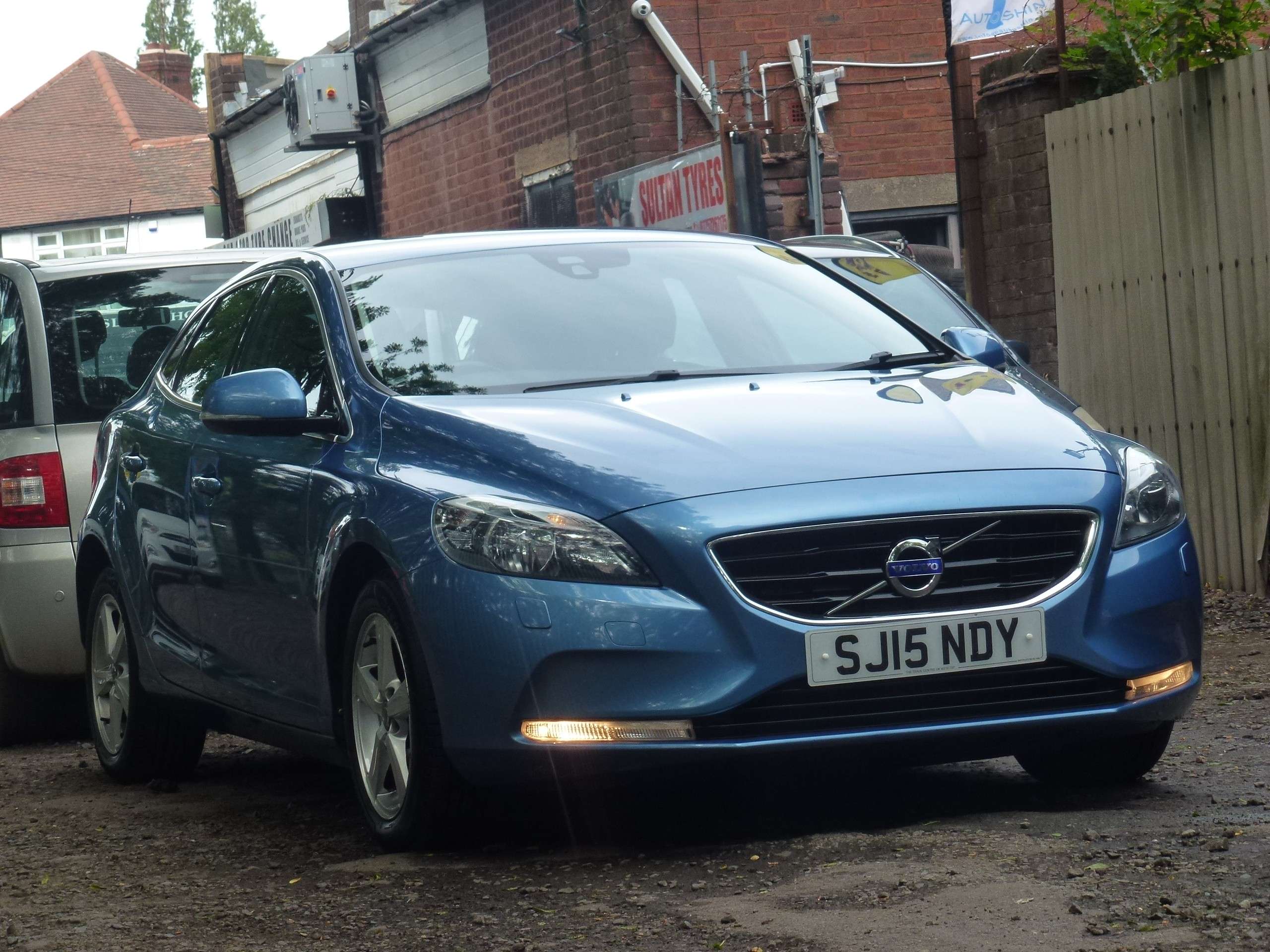 A 2015 VOLVO V40 1.6 D2 SE Hatchback 5dr Diesel Manual Euro 5 (s/s) (115 ps) A 2015 VOLVO V40 1.6 D2 SE Hatchback 5dr Diesel Manual Euro 5 (s/s) (115 ps)