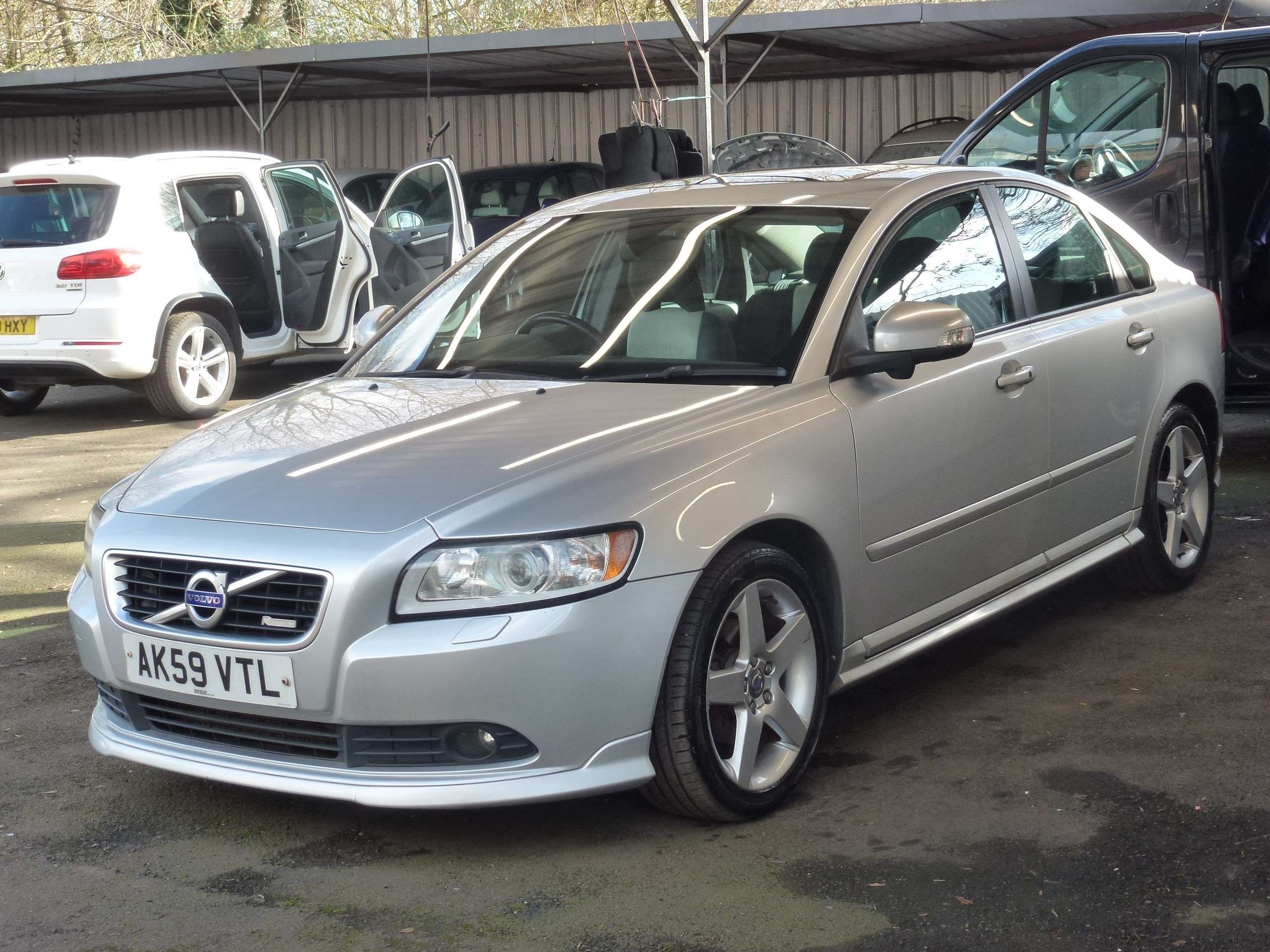 A 2009 VOLVO S40 1.6D DRIVe R-Design Saloon 4dr Diesel Manual Euro 4 (109 ps) A 2009 VOLVO S40 1.6D DRIVe R-Design Saloon 4dr Diesel Manual Euro 4 (109 ps)