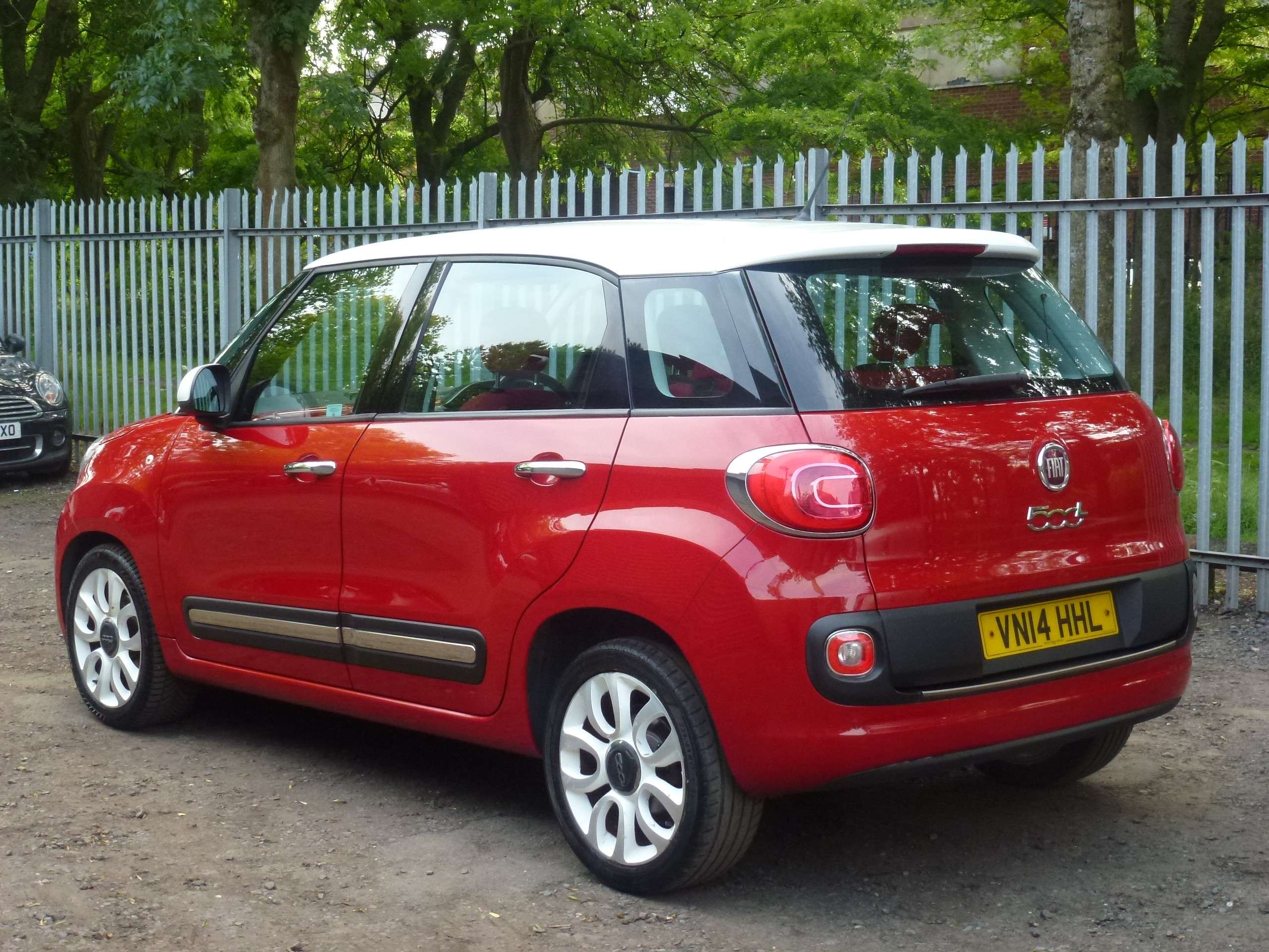 A 2014 FIAT 500L 1.6 MultiJet Pop Star MPV 5dr Diesel Manual Euro 5 (s/s) (105 bhp) A 2014 FIAT 500L 1.6 MultiJet Pop Star MPV 5dr Diesel Manual Euro 5 (s/s) (105 bhp)