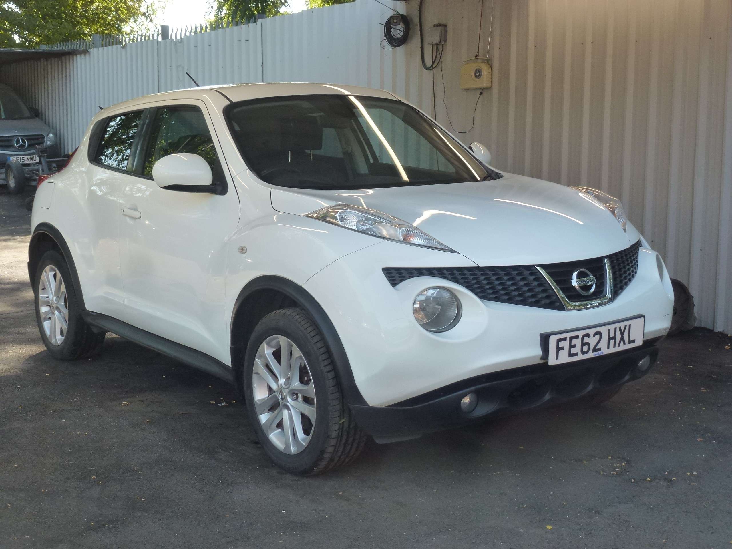 A 2012 NISSAN JUKE 1.6 DIG-T Tekna SUV 5dr Petrol Manual Euro 5 (190 ps) A 2012 NISSAN JUKE 1.6 DIG-T Tekna SUV 5dr Petrol Manual Euro 5 (190 ps)