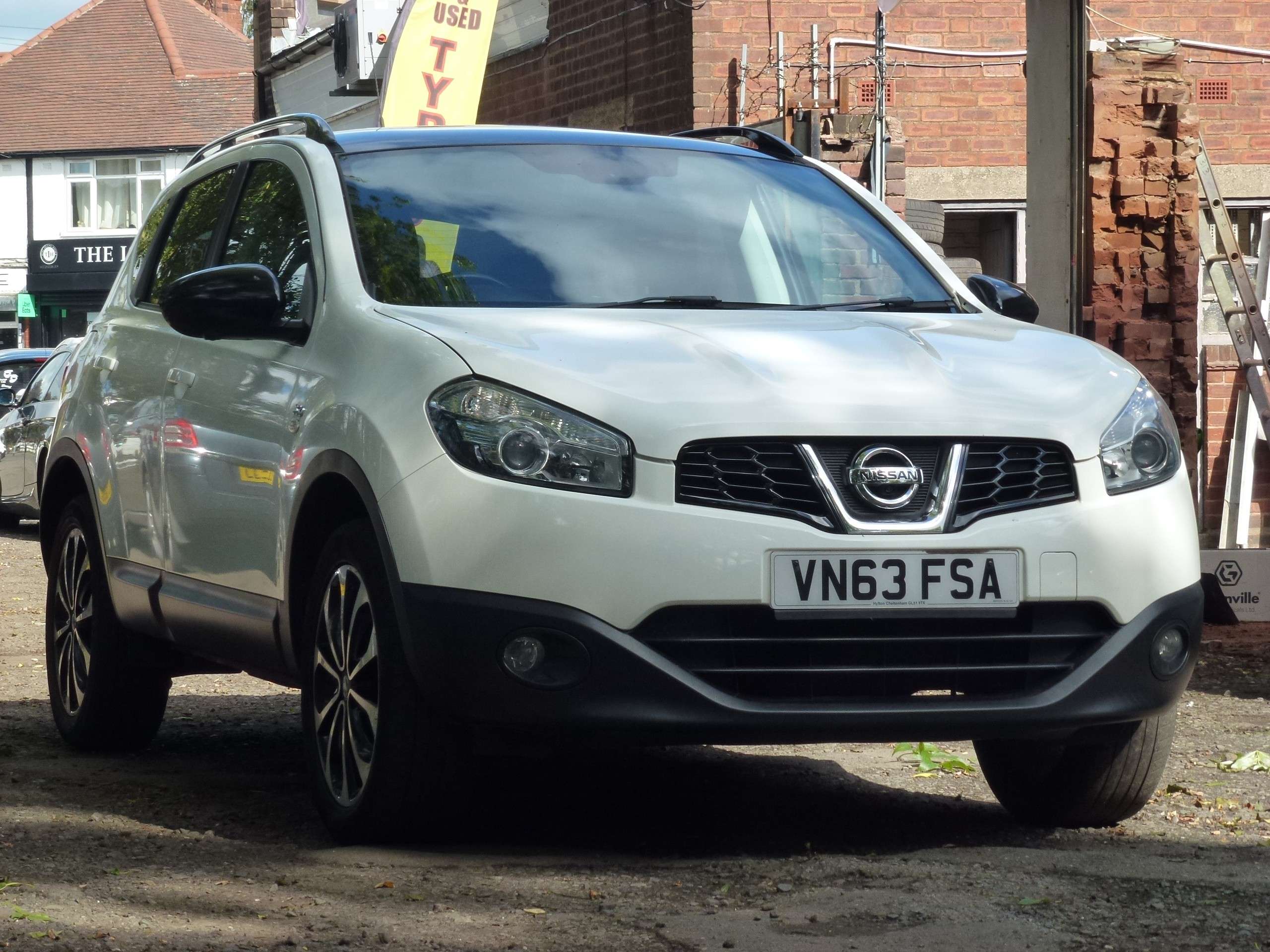 A 2013 NISSAN QASHQAI 1.6 360 SUV 5dr Petrol Manual 2WD Euro 5 (117 ps) A 2013 NISSAN QASHQAI 1.6 360 SUV 5dr Petrol Manual 2WD Euro 5 (117 ps)