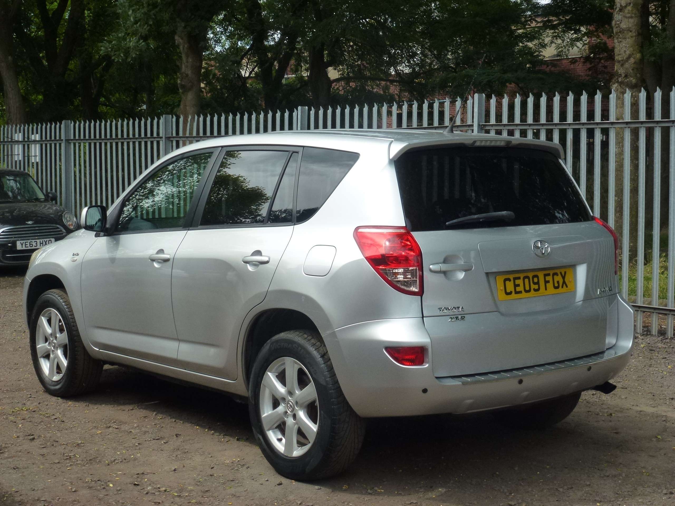 A 2009 TOYOTA RAV4 2.2 D-4D XT-R SUV 5dr Diesel Manual 4WD (173 g/km, 134 bhp) A 2009 TOYOTA RAV4 2.2 D-4D XT-R SUV 5dr Diesel Manual 4WD (173 g/km, 134 bhp)