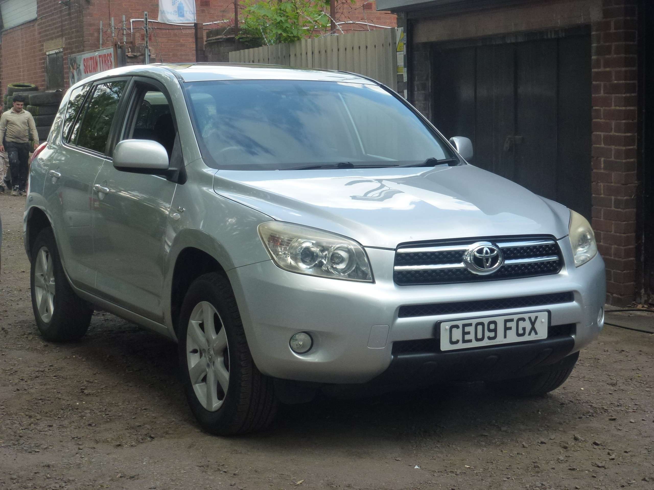 A 2009 TOYOTA RAV4 2.2 D-4D XT-R SUV 5dr Diesel Manual 4WD (173 g/km, 134 bhp) A 2009 TOYOTA RAV4 2.2 D-4D XT-R SUV 5dr Diesel Manual 4WD (173 g/km, 134 bhp)