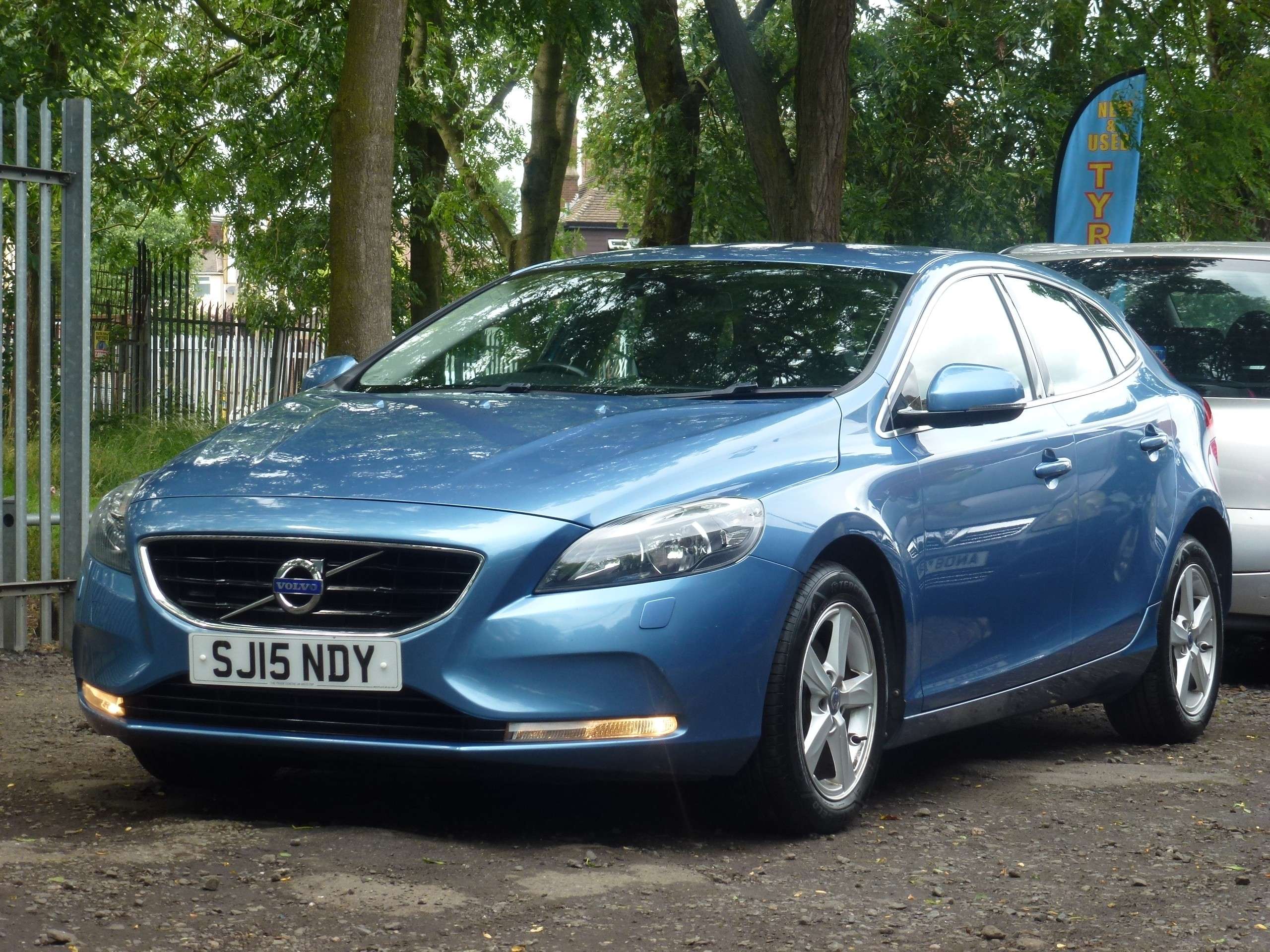 A 2015 VOLVO V40 1.6 D2 SE Hatchback 5dr Diesel Manual Euro 5 (s/s) (115 ps) A 2015 VOLVO V40 1.6 D2 SE Hatchback 5dr Diesel Manual Euro 5 (s/s) (115 ps)