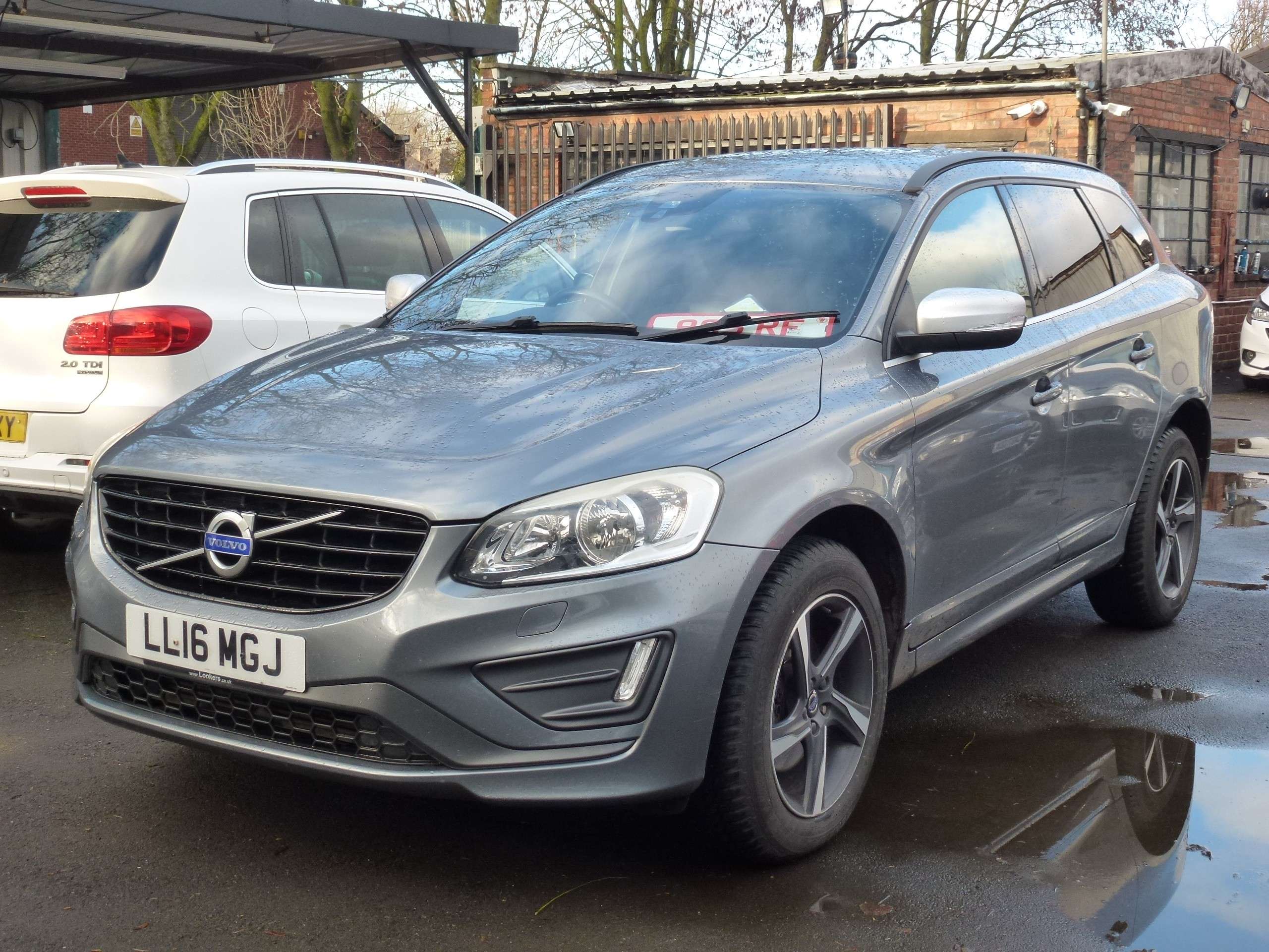 A 2016 VOLVO XC60 2.0 D4 R-Design Nav SUV 5dr Diesel Auto Euro 6 (s/s) (190 ps) A 2016 VOLVO XC60 2.0 D4 R-Design Nav SUV 5dr Diesel Auto Euro 6 (s/s) (190 ps)