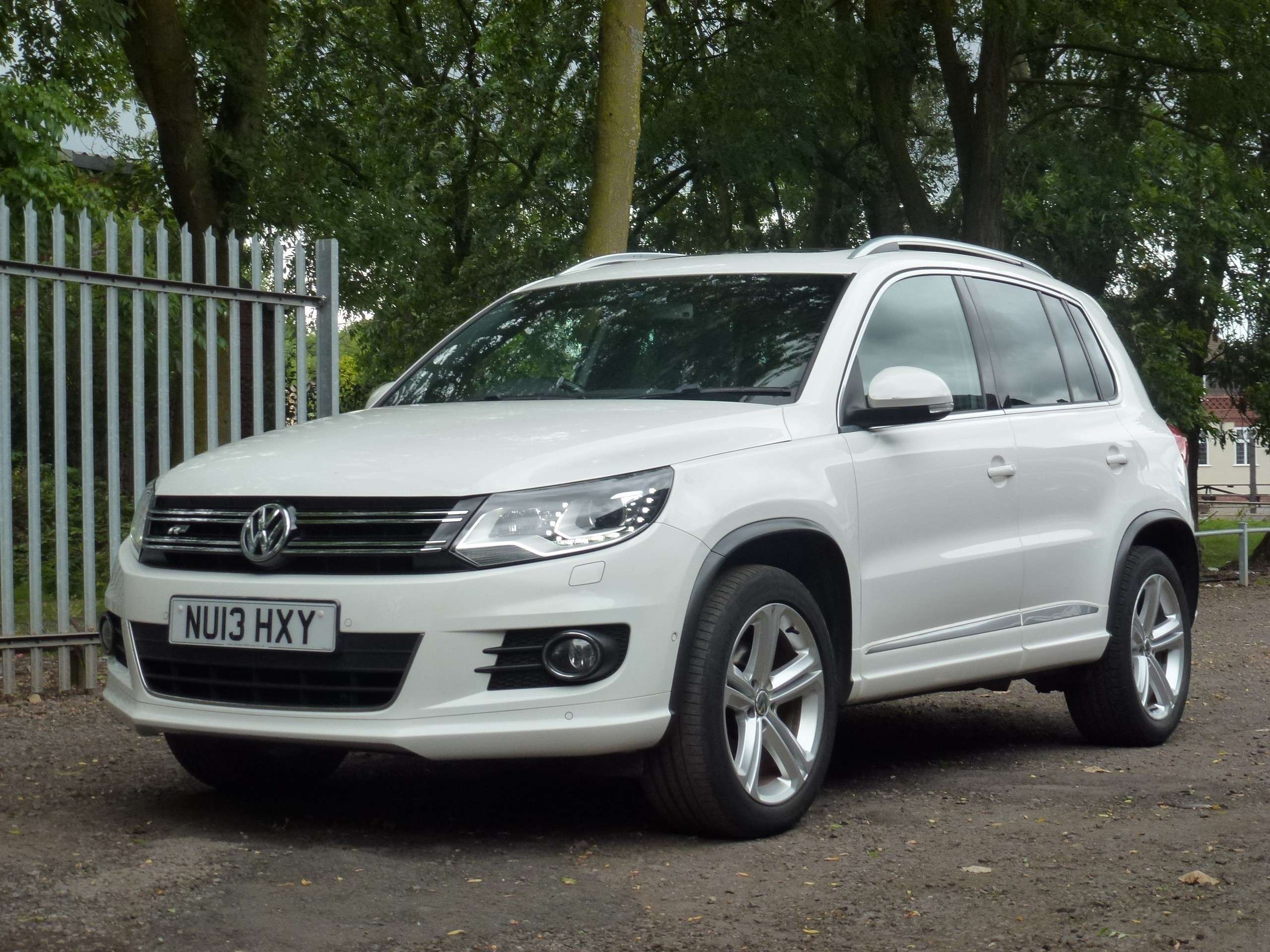 A 2013 VOLKSWAGEN TIGUAN 2.0 TDi BlueMotion Tech R-Line 5dr A 2013 VOLKSWAGEN TIGUAN 2.0 TDi BlueMotion Tech R-Line 5dr
