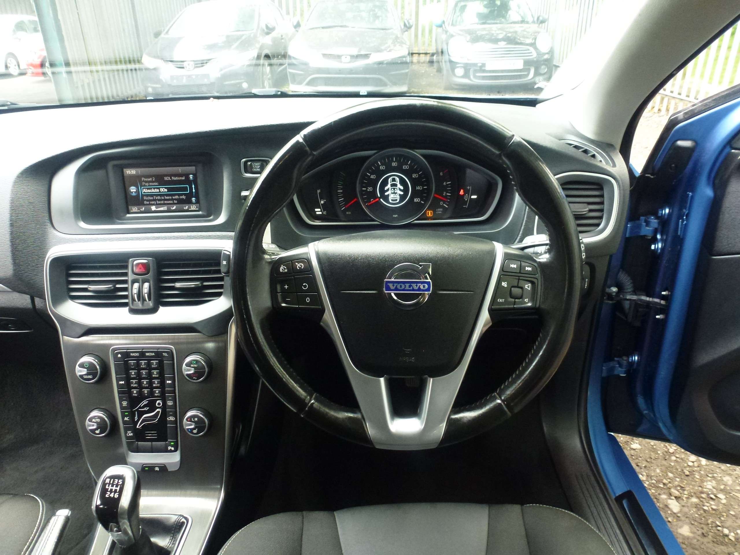 2015 VOLVO V40 2015 VOLVO V40