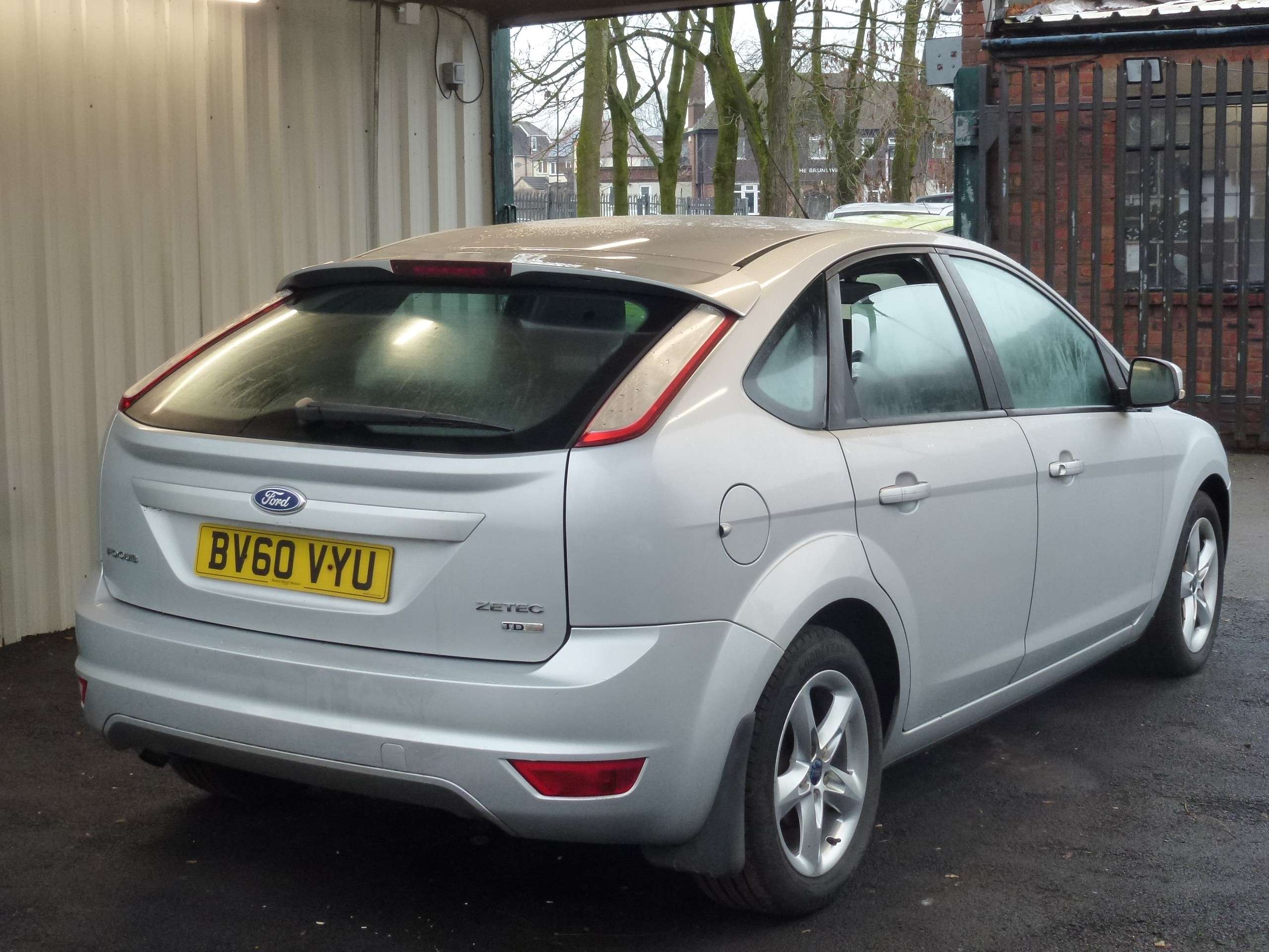 A 2010 FORD FOCUS 1.6 TDCi DPF Zetec Hatchback 5dr Diesel Manual (115 g/km, 108 bhp) A 2010 FORD FOCUS 1.6 TDCi DPF Zetec Hatchback 5dr Diesel Manual (115 g/km, 108 bhp)
