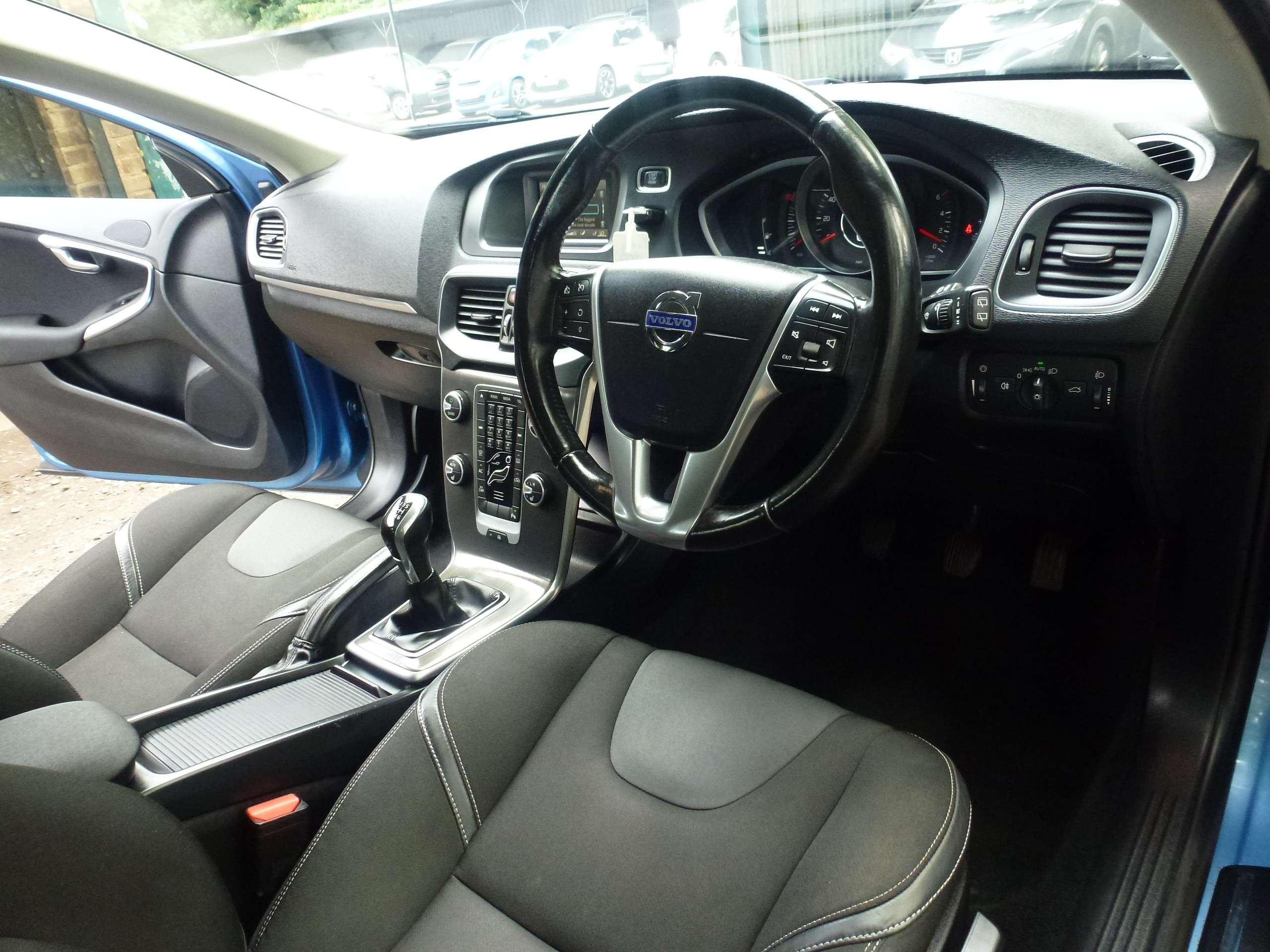 2015 VOLVO V40 2015 VOLVO V40