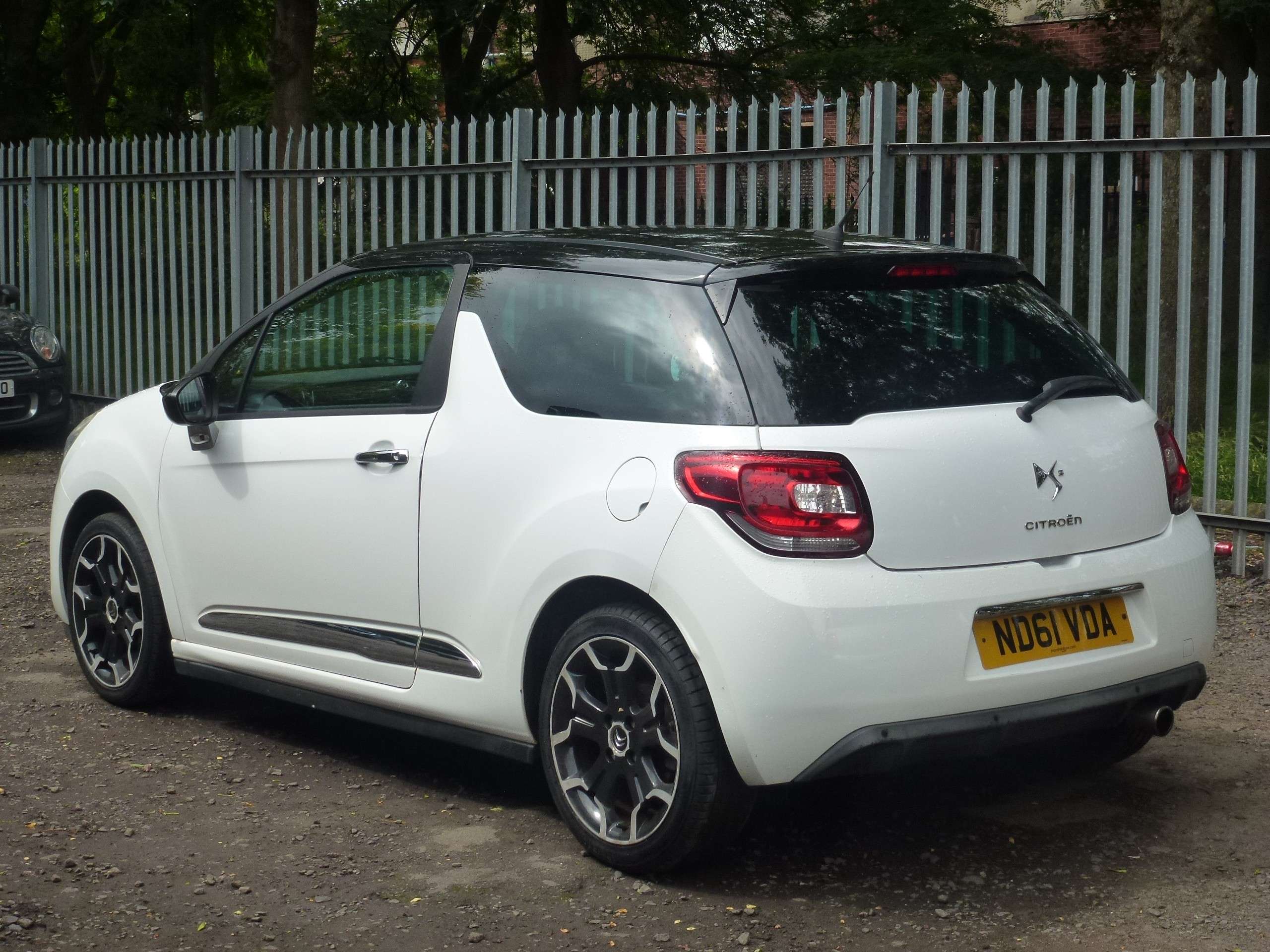 A 2012 CITROEN DS3 1.6 e-HDi Airdream DStyle Plus Hatchback 3dr Diesel Manual Euro 5 (s/s) (90 ps) A 2012 CITROEN DS3 1.6 e-HDi Airdream DStyle Plus Hatchback 3dr Diesel Manual Euro 5 (s/s) (90 ps)
