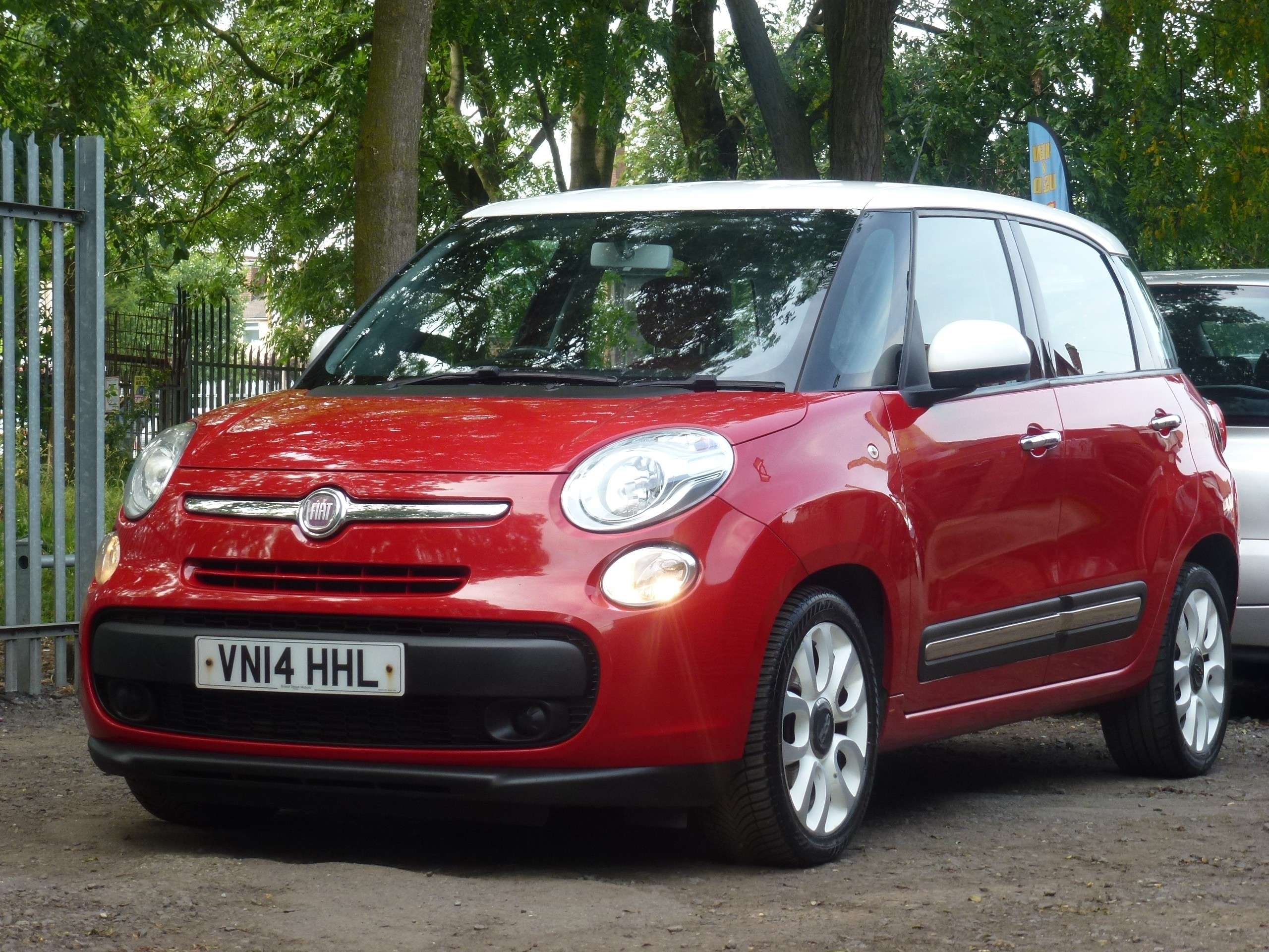 A 2014 FIAT 500L 1.6 MultiJet Pop Star MPV 5dr Diesel Manual Euro 5 (s/s) (105 bhp) A 2014 FIAT 500L 1.6 MultiJet Pop Star MPV 5dr Diesel Manual Euro 5 (s/s) (105 bhp)