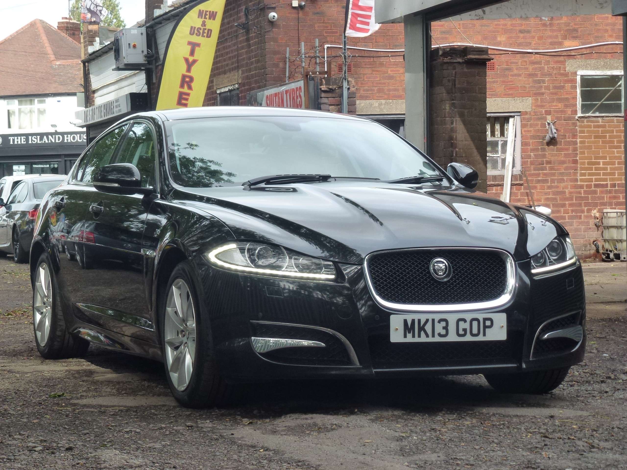 A 2013 JAGUAR XF 2.2d Sport Saloon 4dr Diesel Auto Euro 5 (s/s) (200 ps) A 2013 JAGUAR XF 2.2d Sport Saloon 4dr Diesel Auto Euro 5 (s/s) (200 ps)
