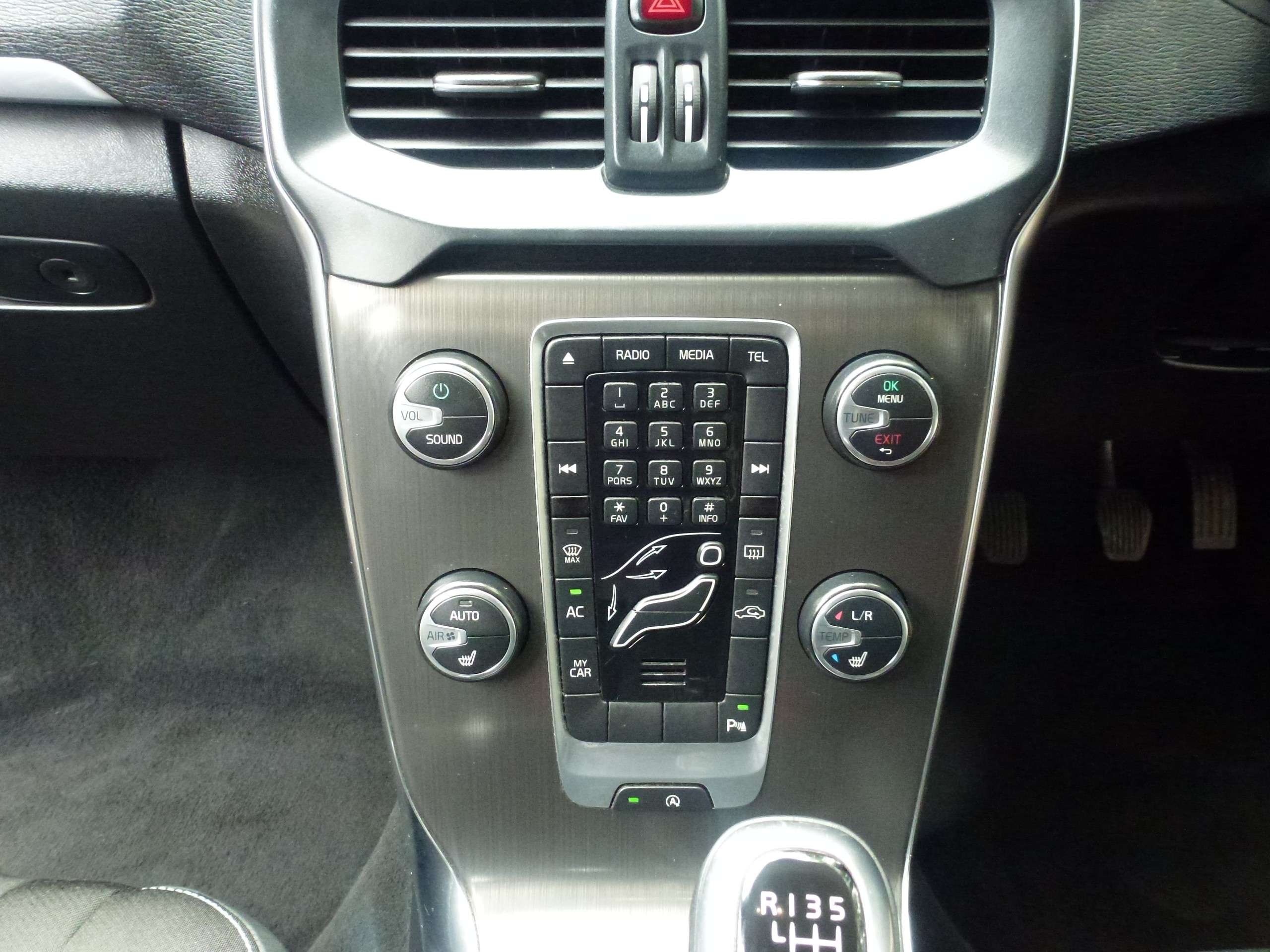2015 VOLVO V40 2015 VOLVO V40
