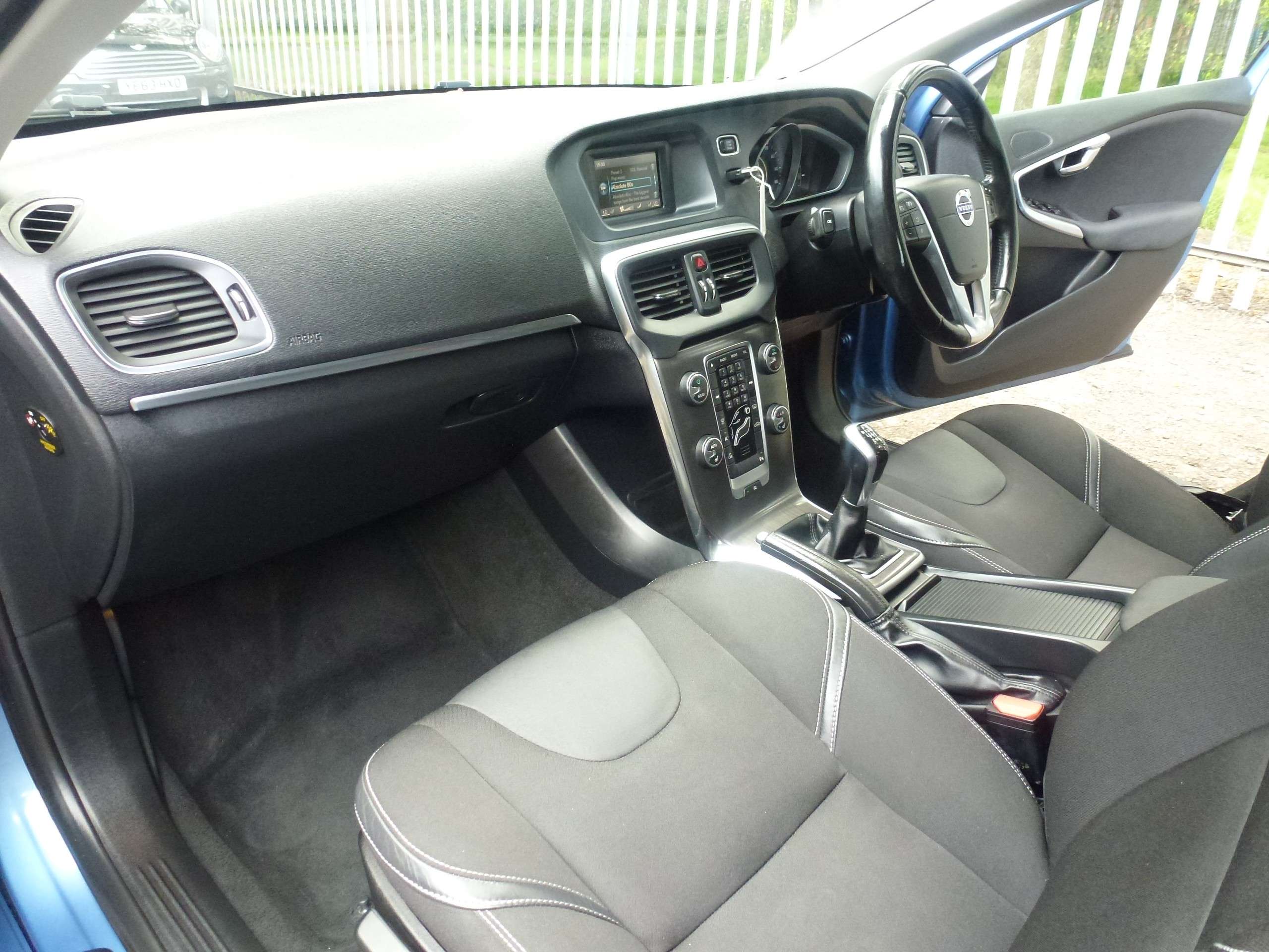 2015 VOLVO V40 2015 VOLVO V40