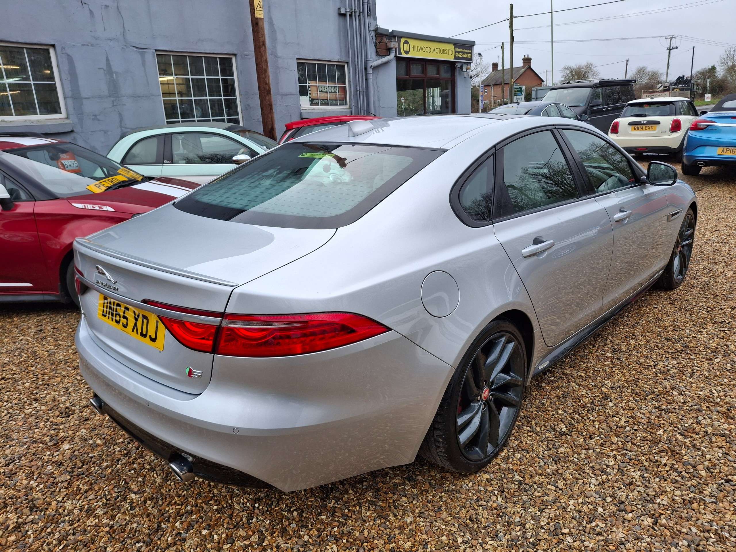 A 2015 JAGUAR XF 3.0d V6 S Saloon 4dr Diesel Auto Euro 6 (s/s) (300 ps) A 2015 JAGUAR XF 3.0d V6 S Saloon 4dr Diesel Auto Euro 6 (s/s) (300 ps)